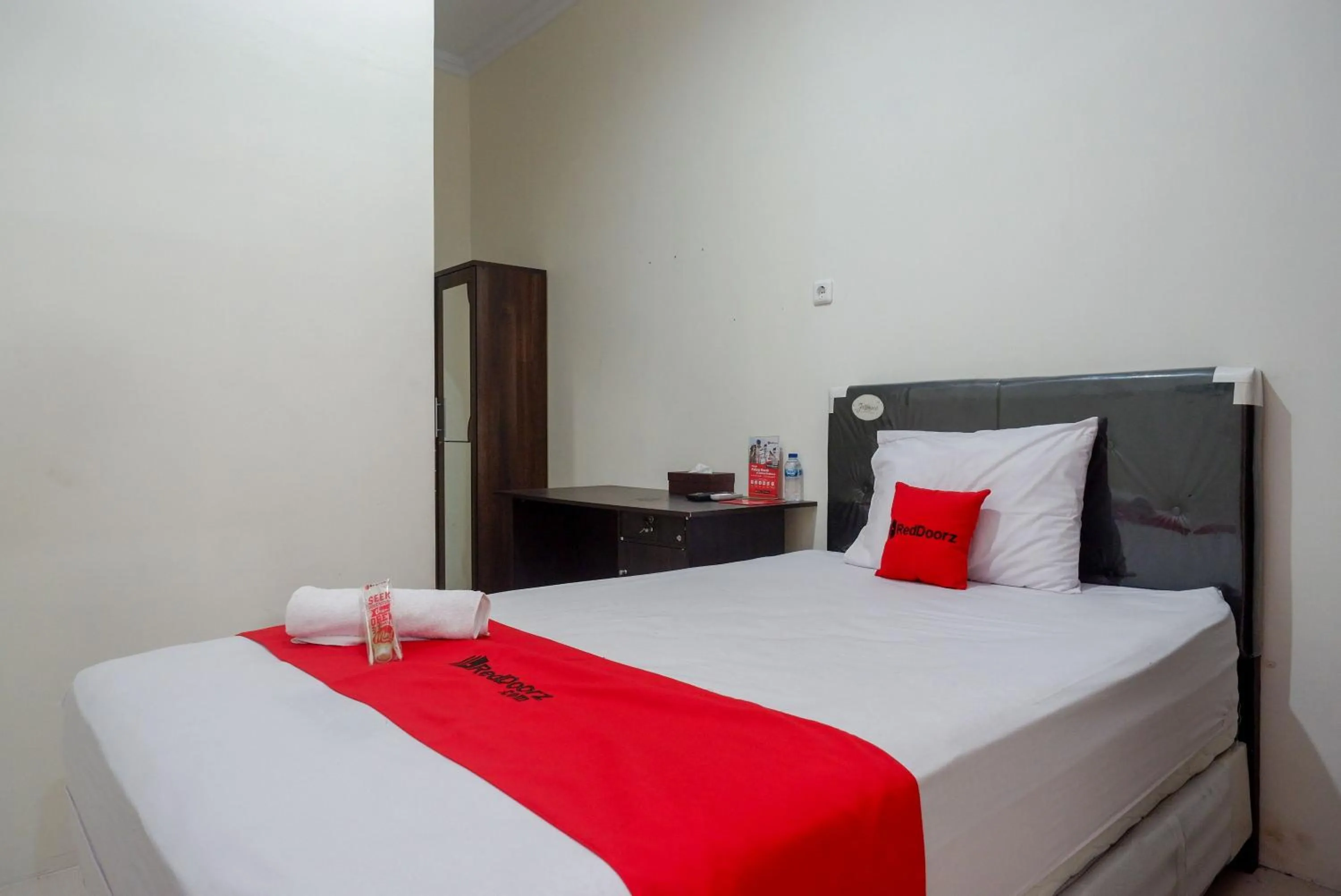 Bedroom, Bed in RedDoorz Syariah near RS Hermina Yogyakarta