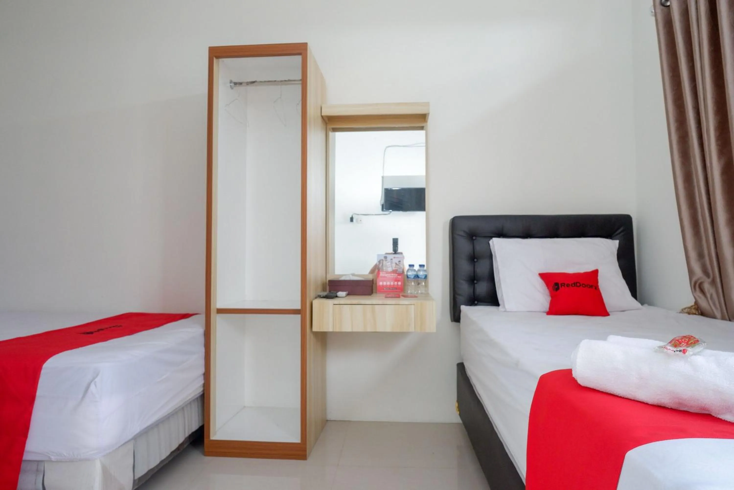Bedroom, Bed in RedDoorz Syariah near RS Hermina Yogyakarta