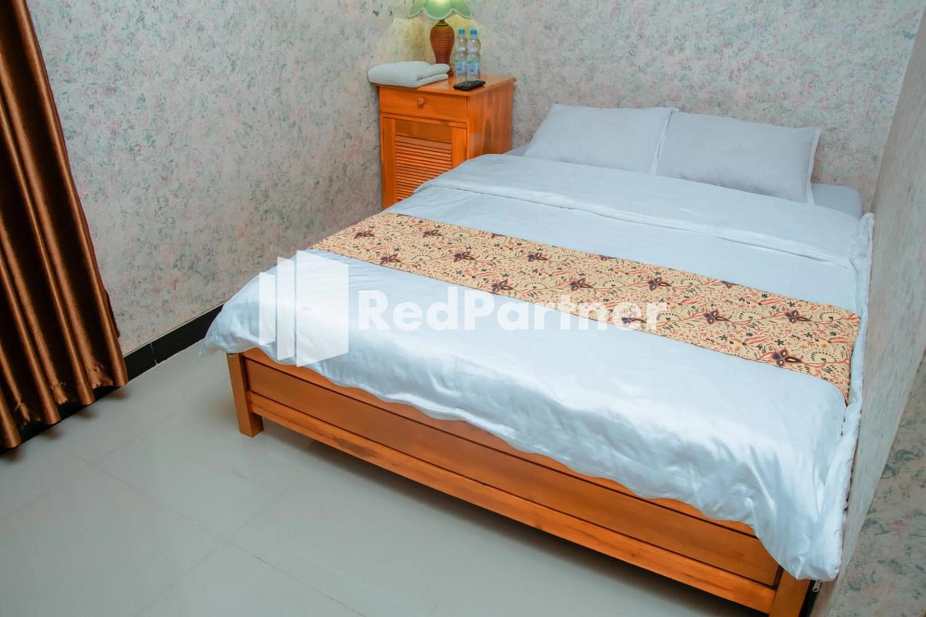 Bedroom, Bed in Flamboyan Asri Syariah Mitra RedDoorz near Kampung Inggris Pare