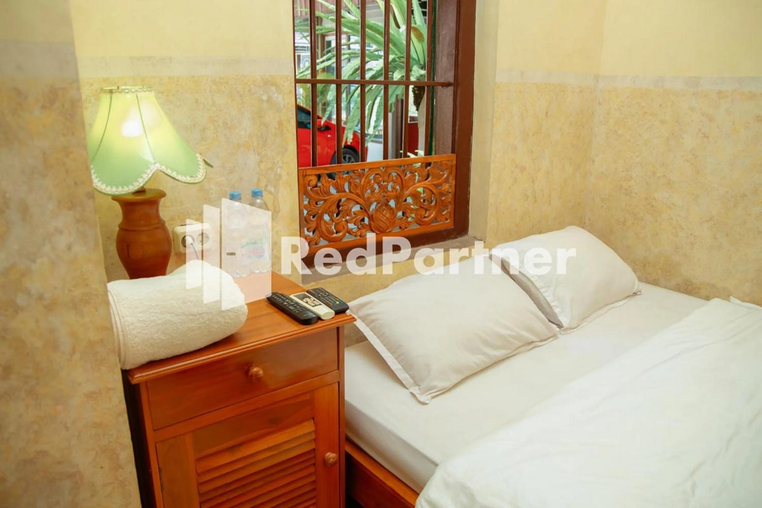 Bedroom, Bed in Flamboyan Asri Syariah Mitra RedDoorz near Kampung Inggris Pare