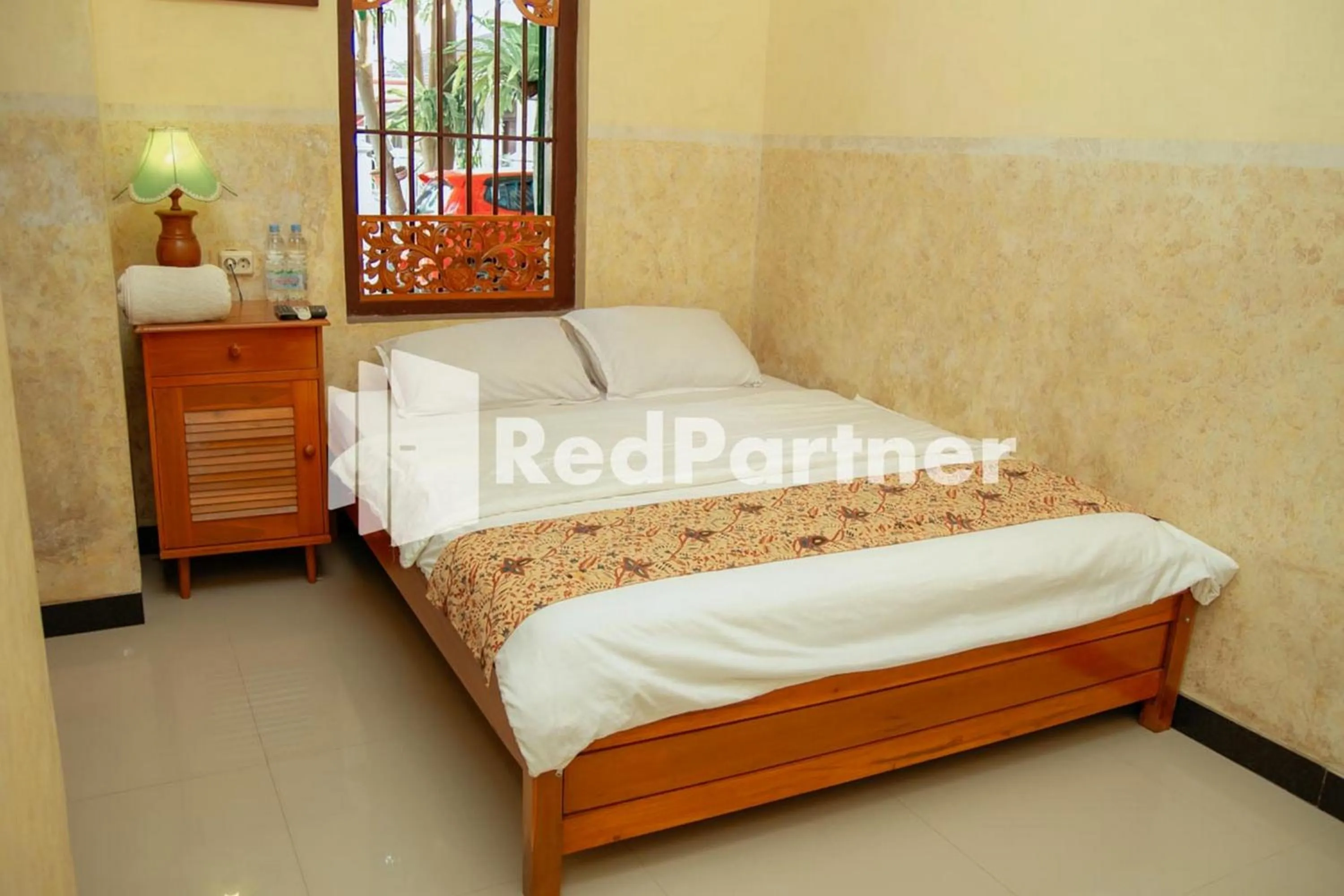 Bedroom, Bed in Flamboyan Asri Syariah Mitra RedDoorz near Kampung Inggris Pare