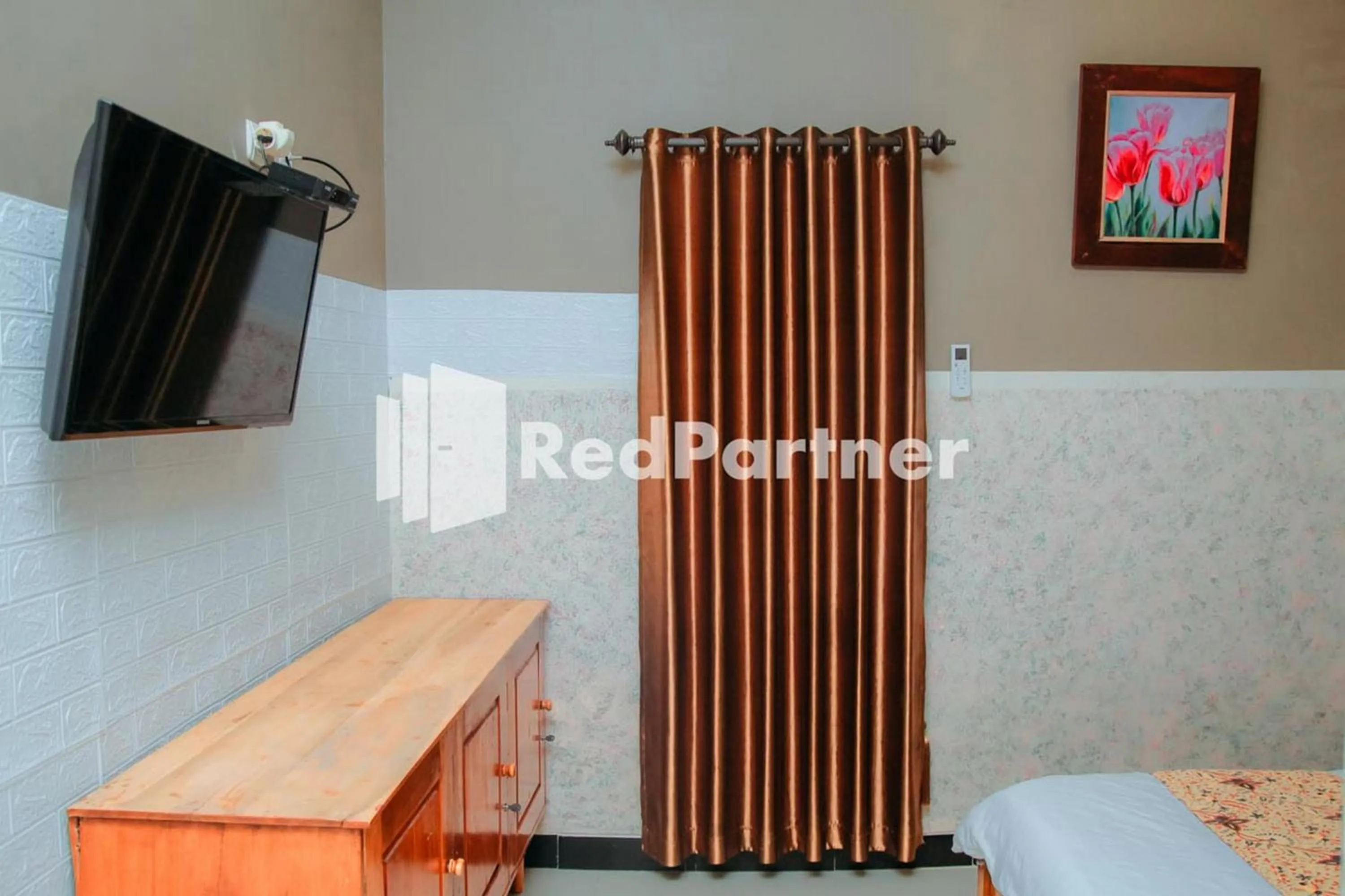 Bedroom in Flamboyan Asri Syariah Mitra RedDoorz near Kampung Inggris Pare