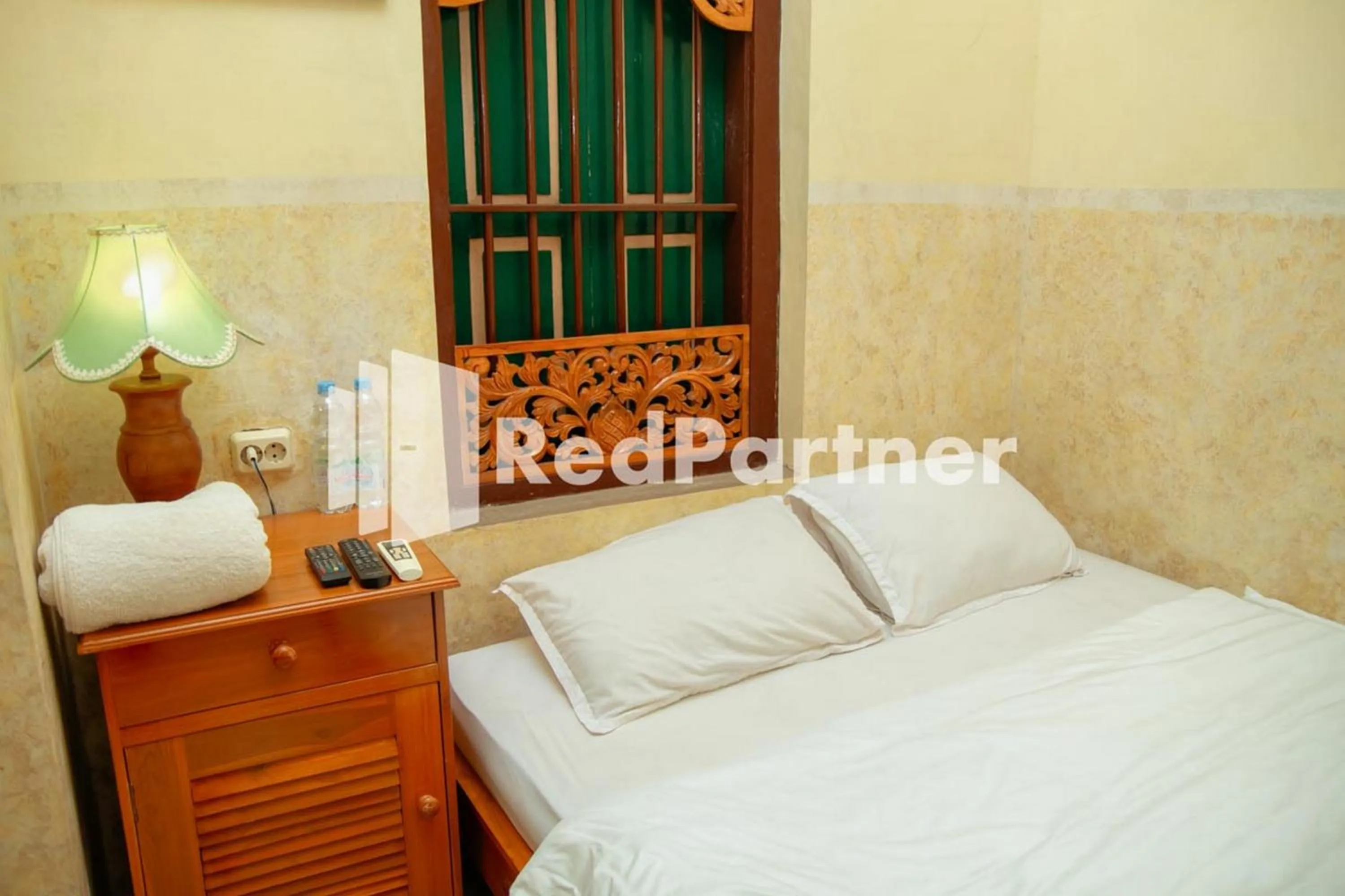 Bedroom, Bed in Flamboyan Asri Syariah Mitra RedDoorz near Kampung Inggris Pare