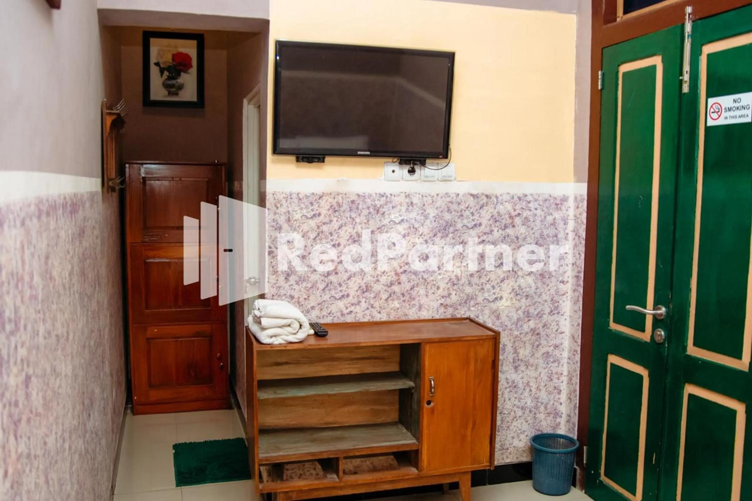 Bedroom in Flamboyan Asri Syariah Mitra RedDoorz near Kampung Inggris Pare