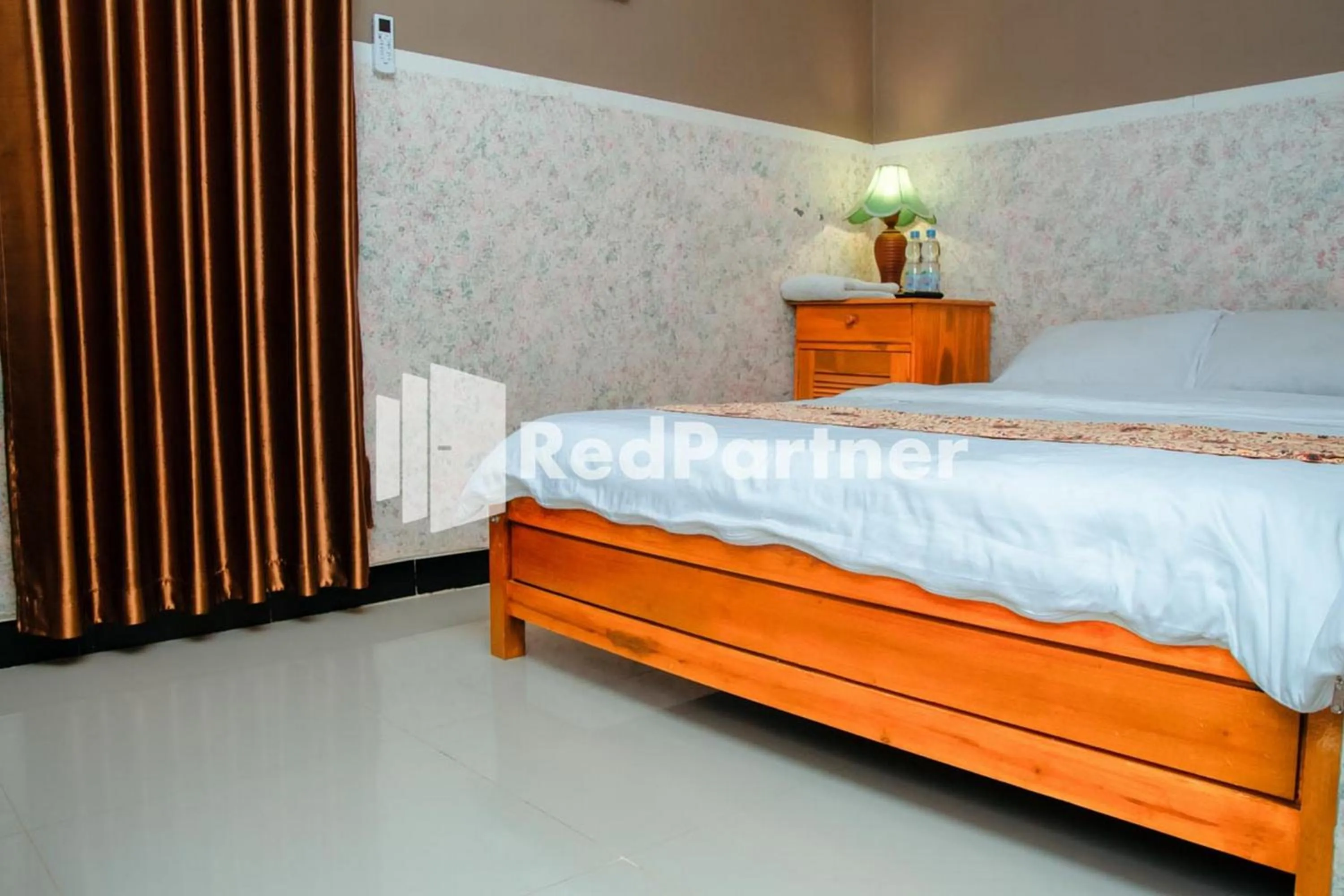 Bedroom, Bed in Flamboyan Asri Syariah Mitra RedDoorz near Kampung Inggris Pare