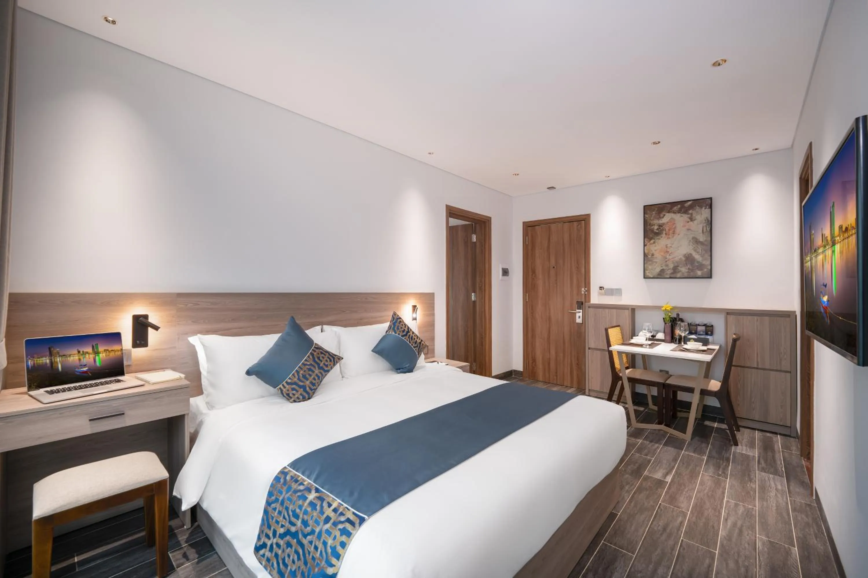 Photo of the whole room, Bed in The Dream Suite