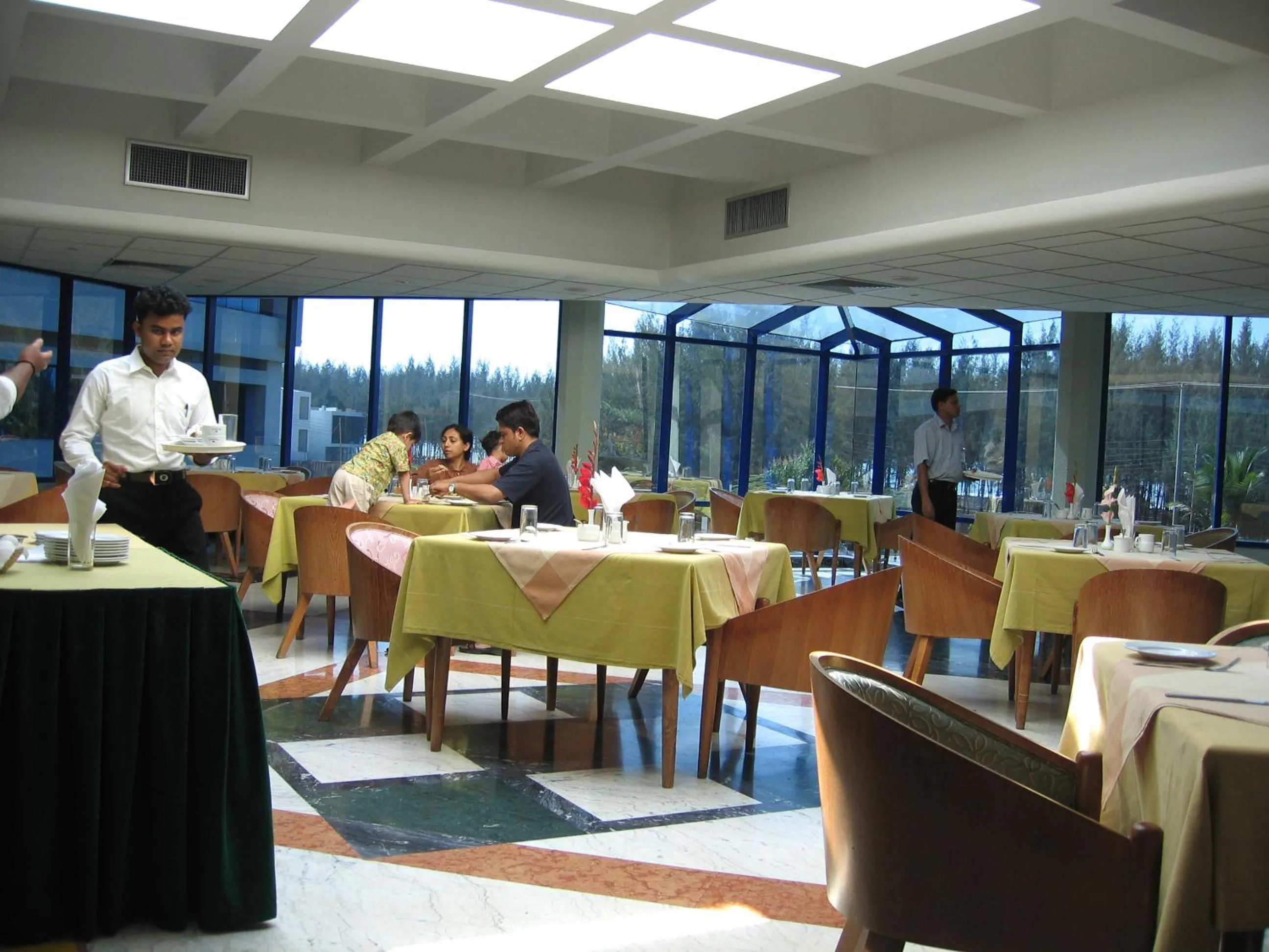 Restaurant/places to eat in Seagull Hotel Ltd