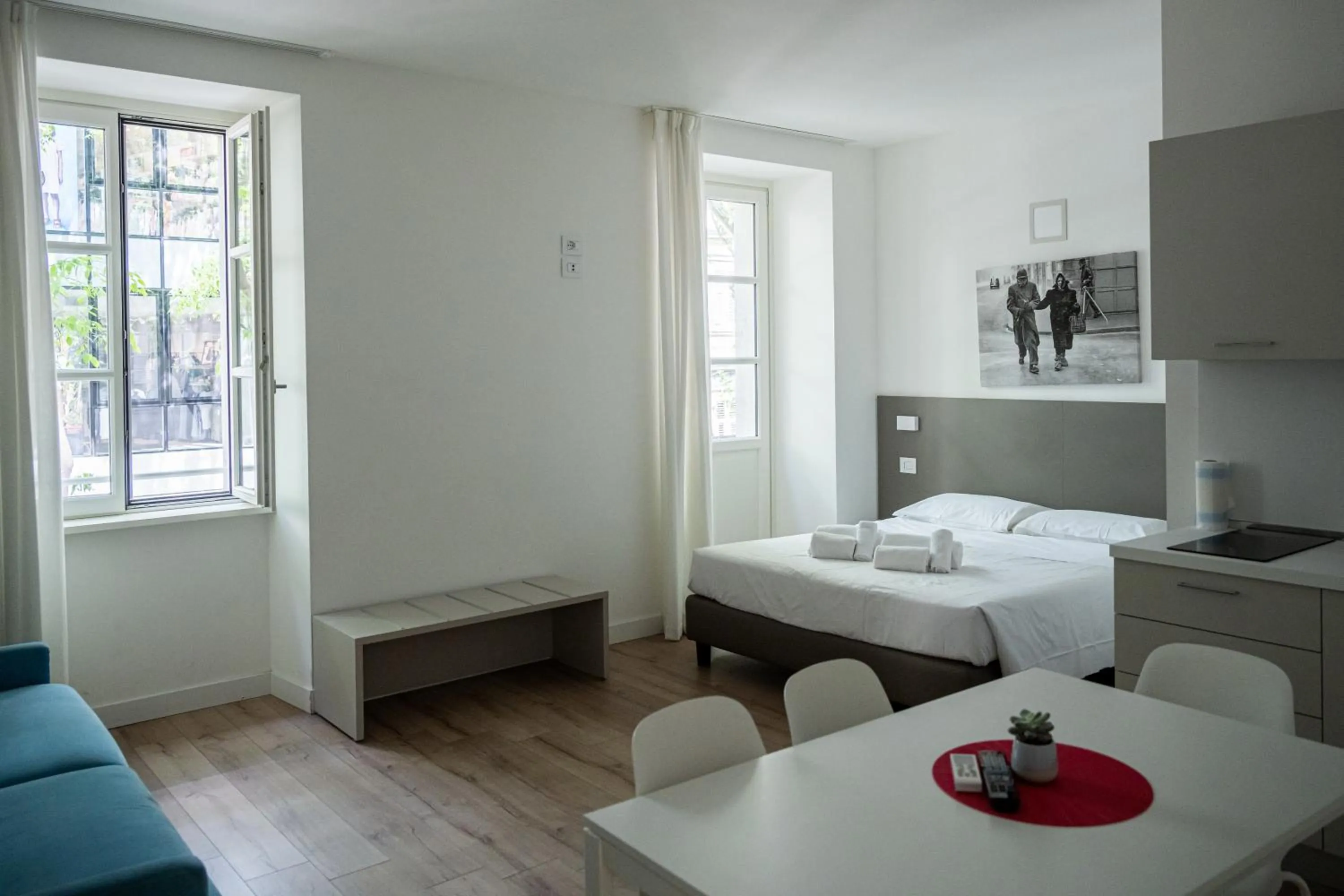 Seating area, Bed in City Gallery Apartments