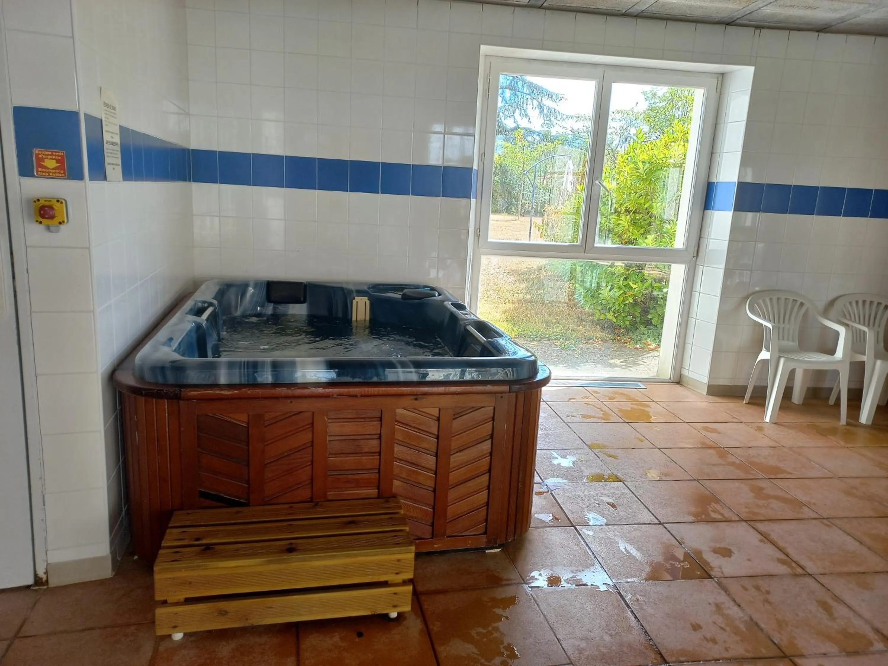 Hot Tub in Contact Hôtel La Métairie