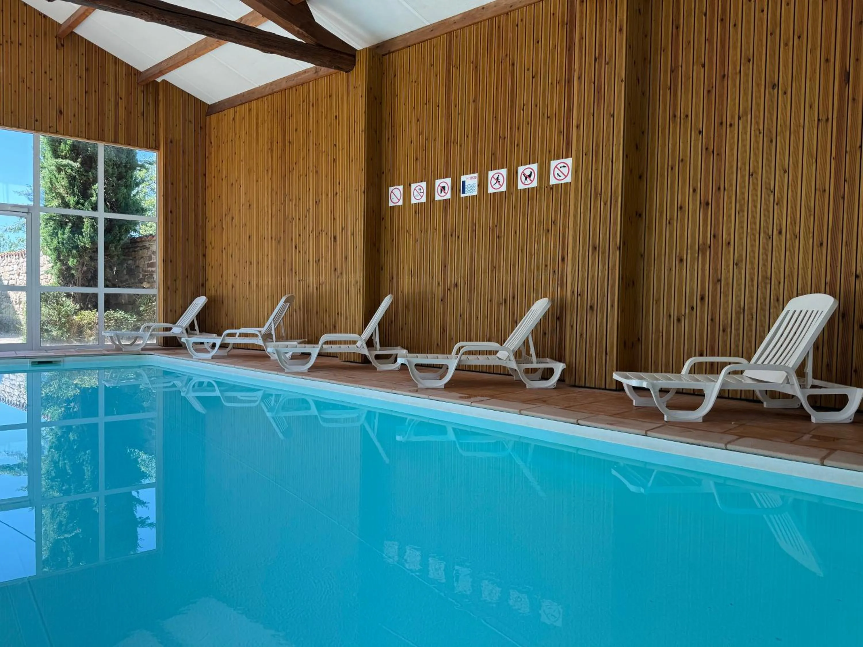 Swimming pool in Contact Hôtel La Métairie