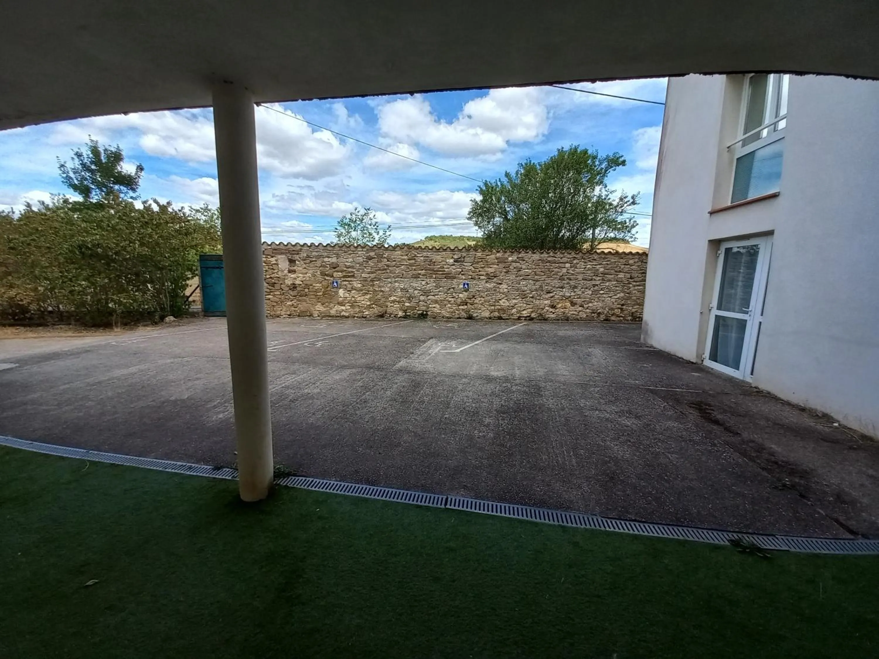 Parking in Contact Hôtel La Métairie