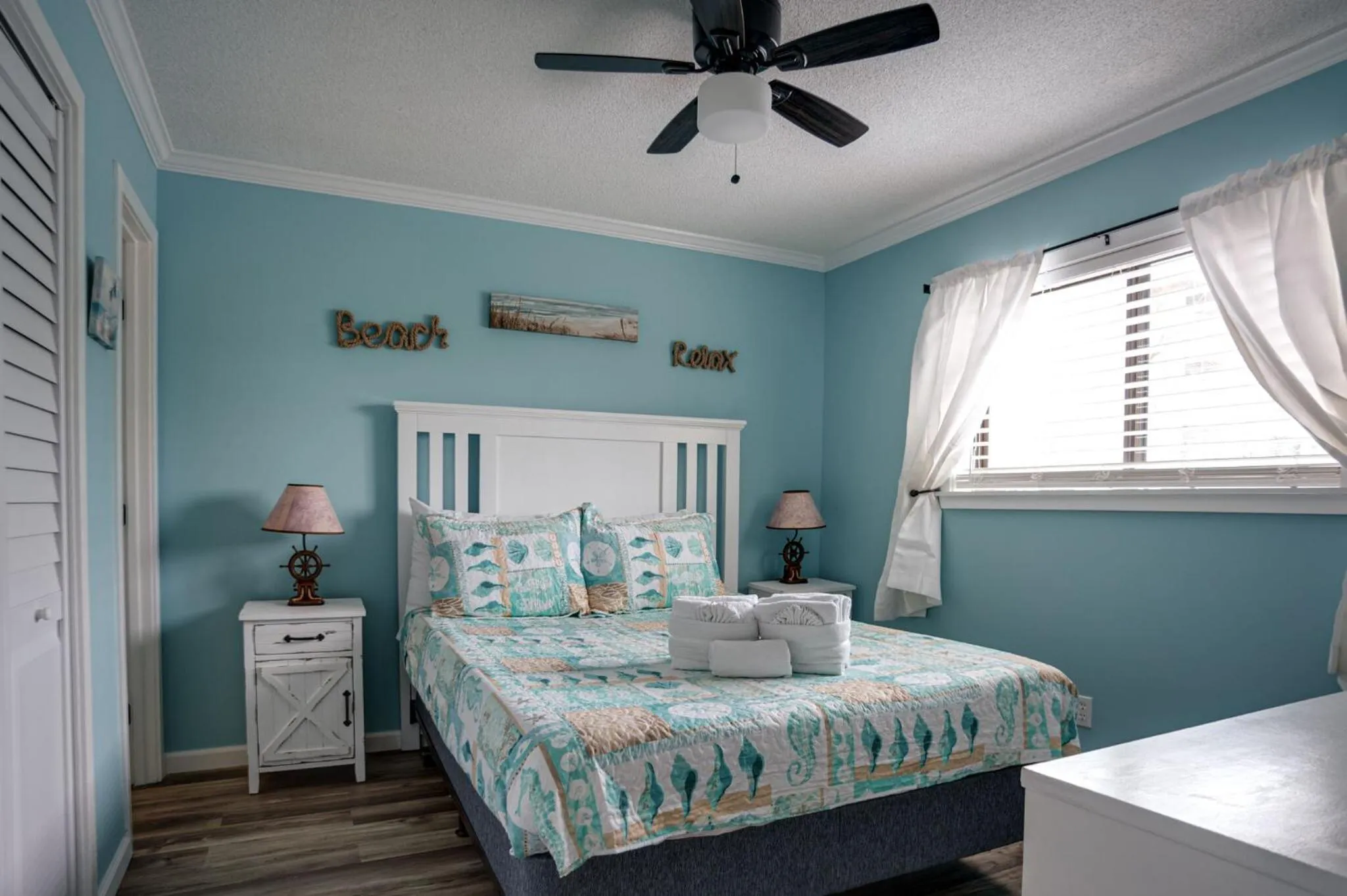 Bedroom, Bed in The Rustic Anchor