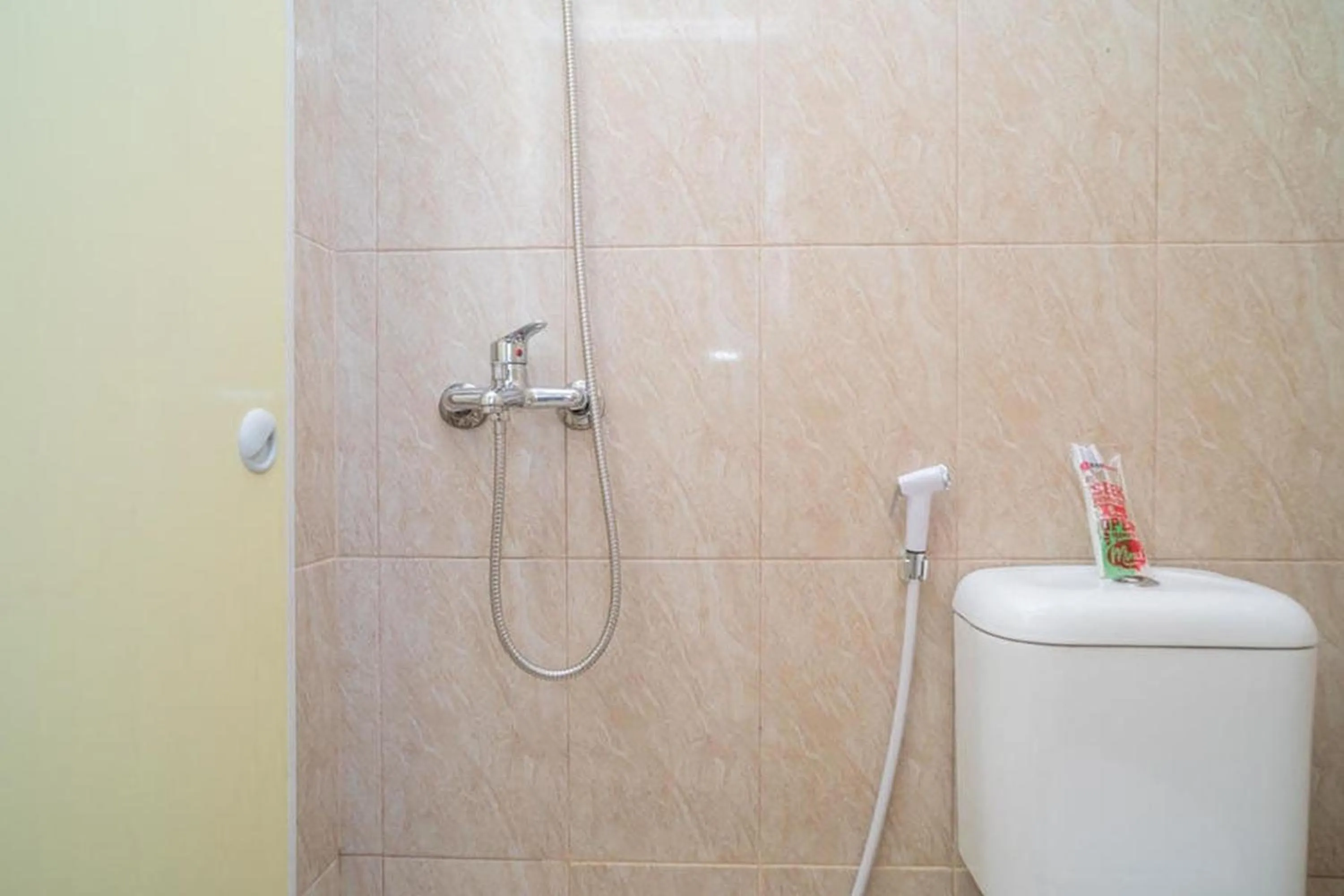 Bathroom in RedDoorz near Stasiun Tangerang