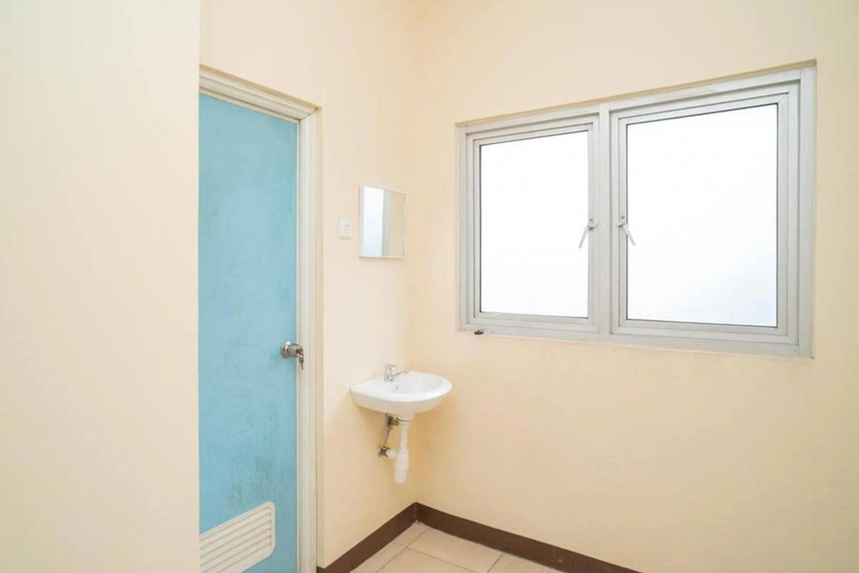 Bathroom in RedDoorz near Stasiun Tangerang