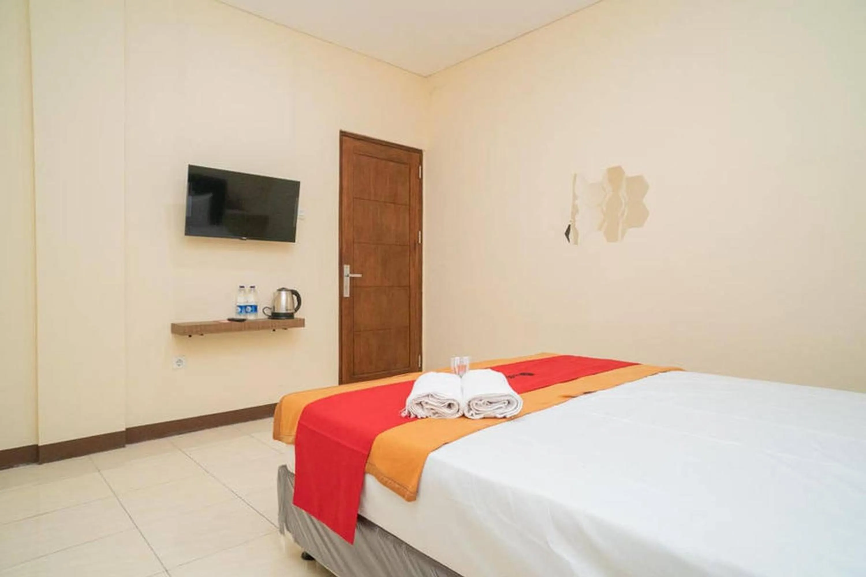 Bedroom, Bed in RedDoorz near Stasiun Tangerang