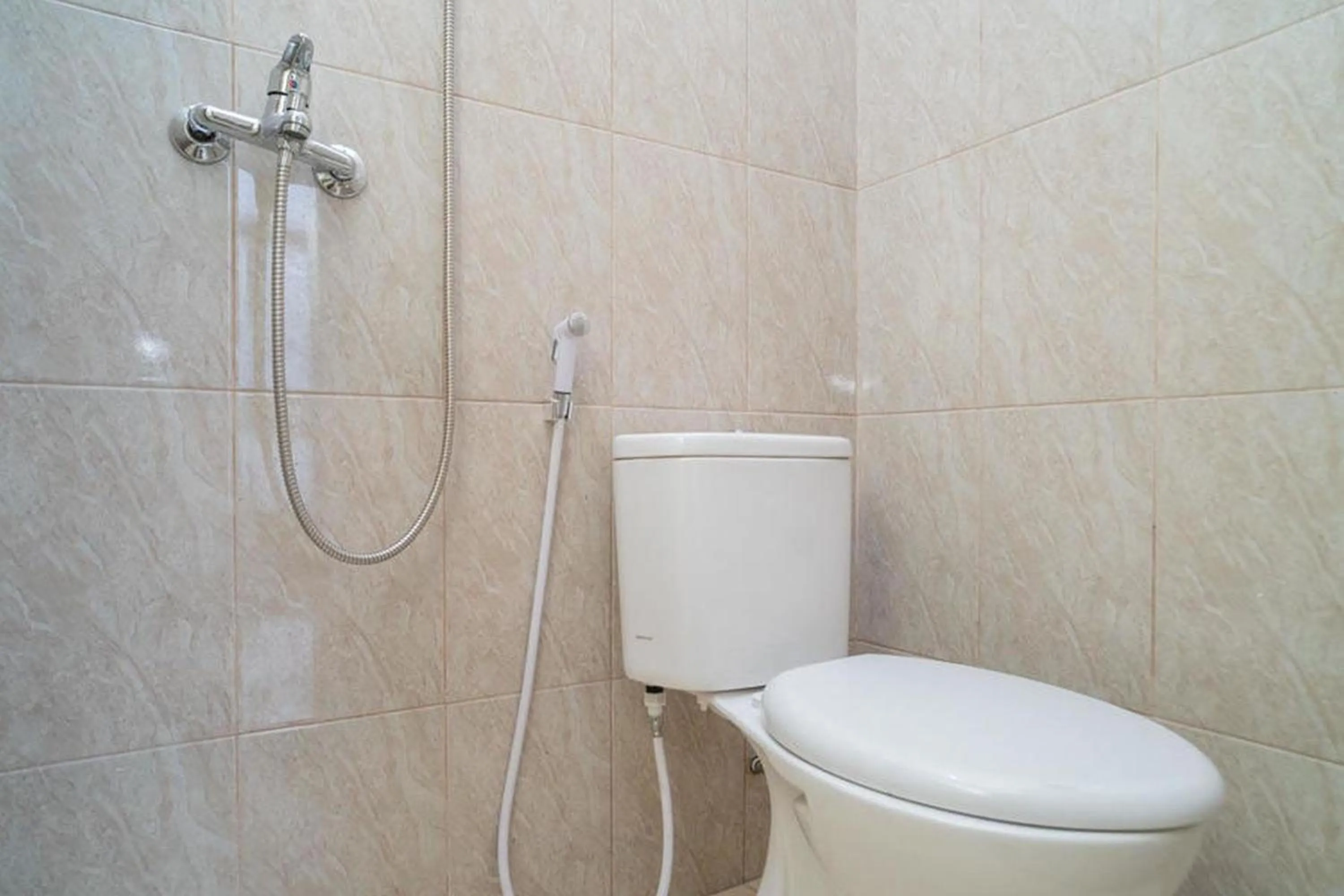 Bathroom in RedDoorz near Stasiun Tangerang