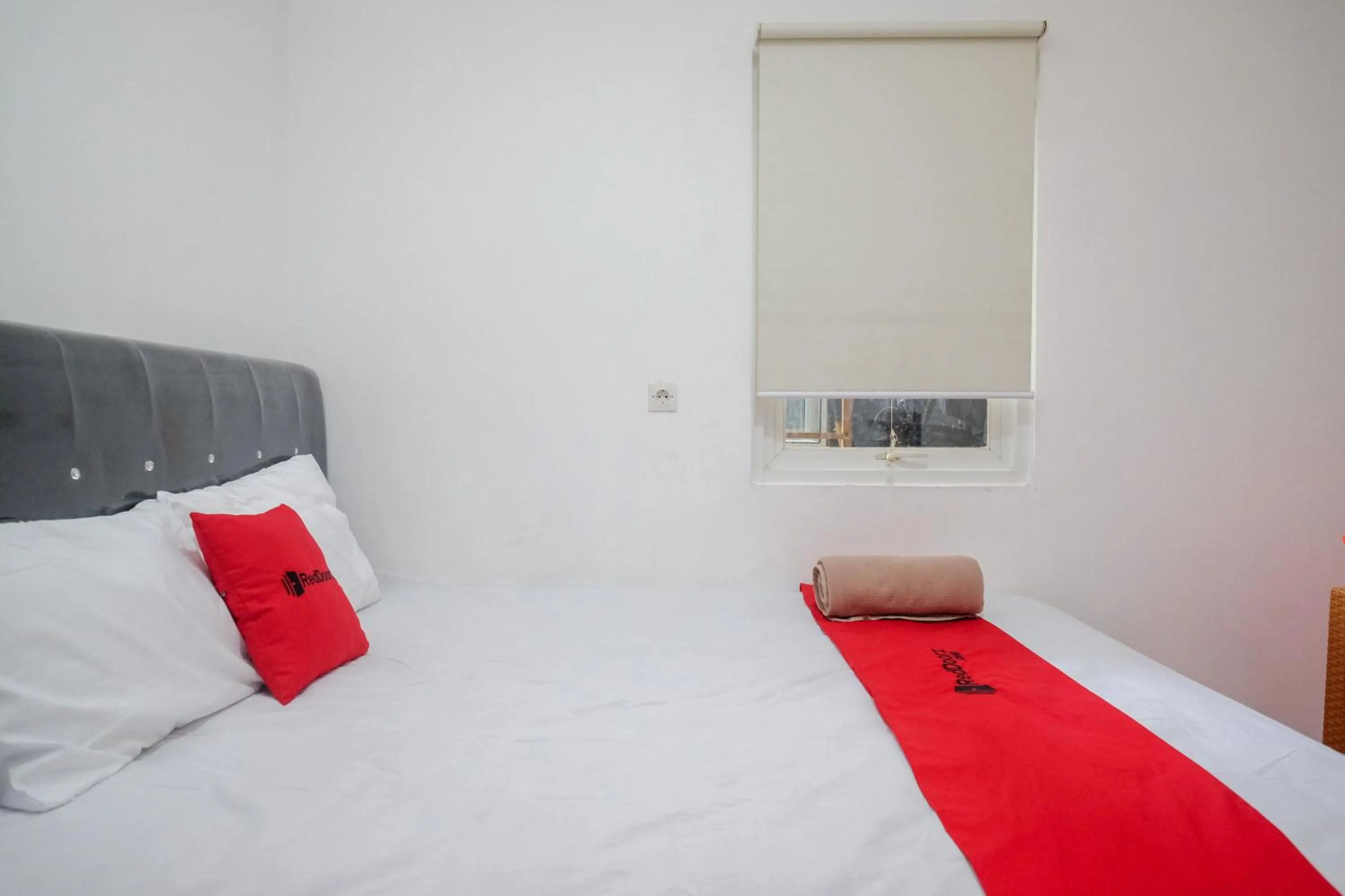 Bedroom, Bed in RedDoorz Hostel near Lawang Sewu Semarang