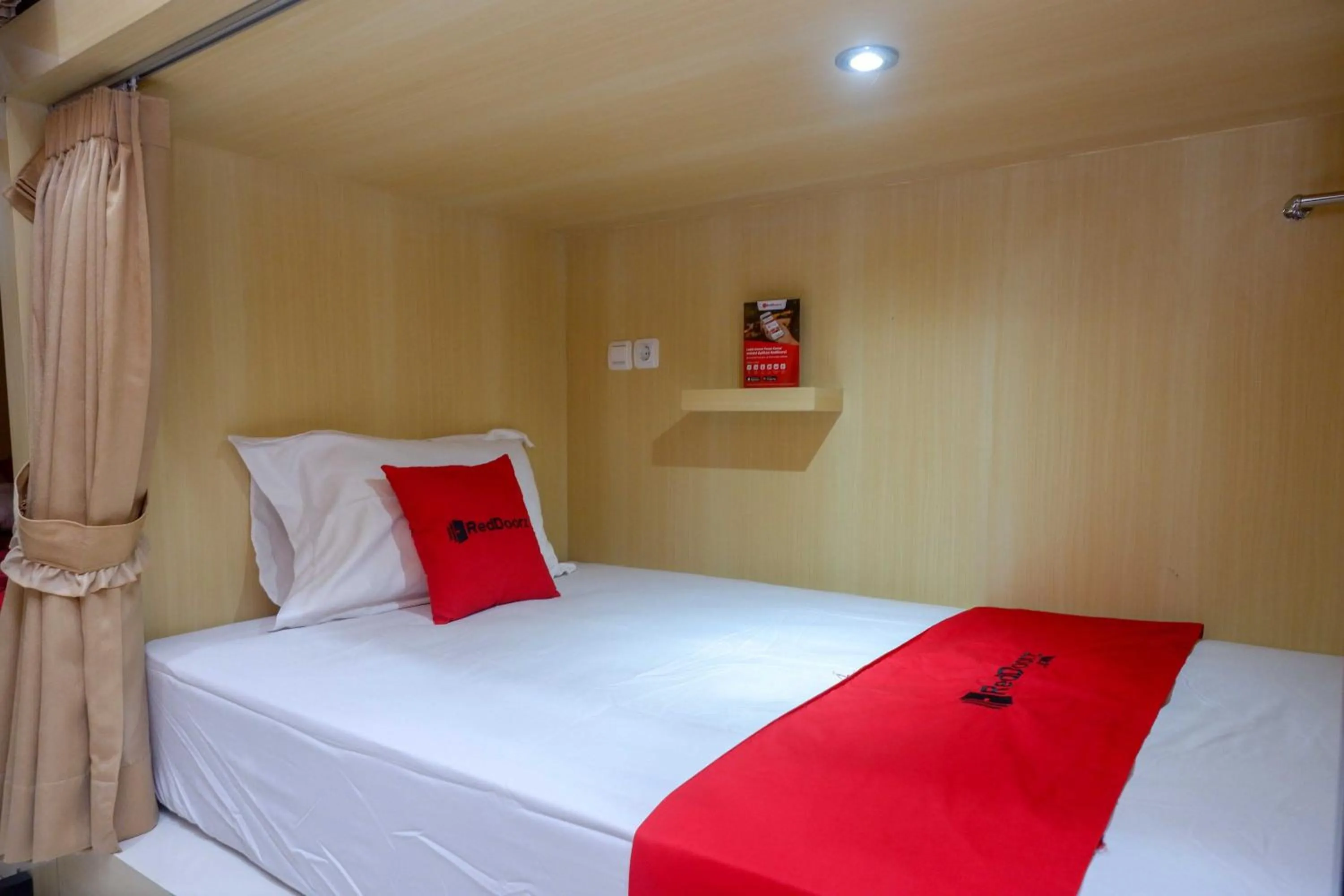 Bedroom, Bed in RedDoorz Hostel near Lawang Sewu Semarang