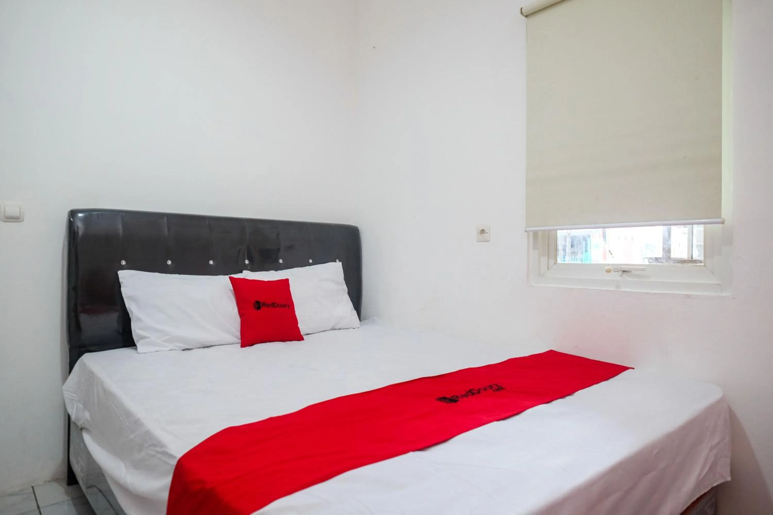 Bedroom, Bed in RedDoorz Hostel near Lawang Sewu Semarang