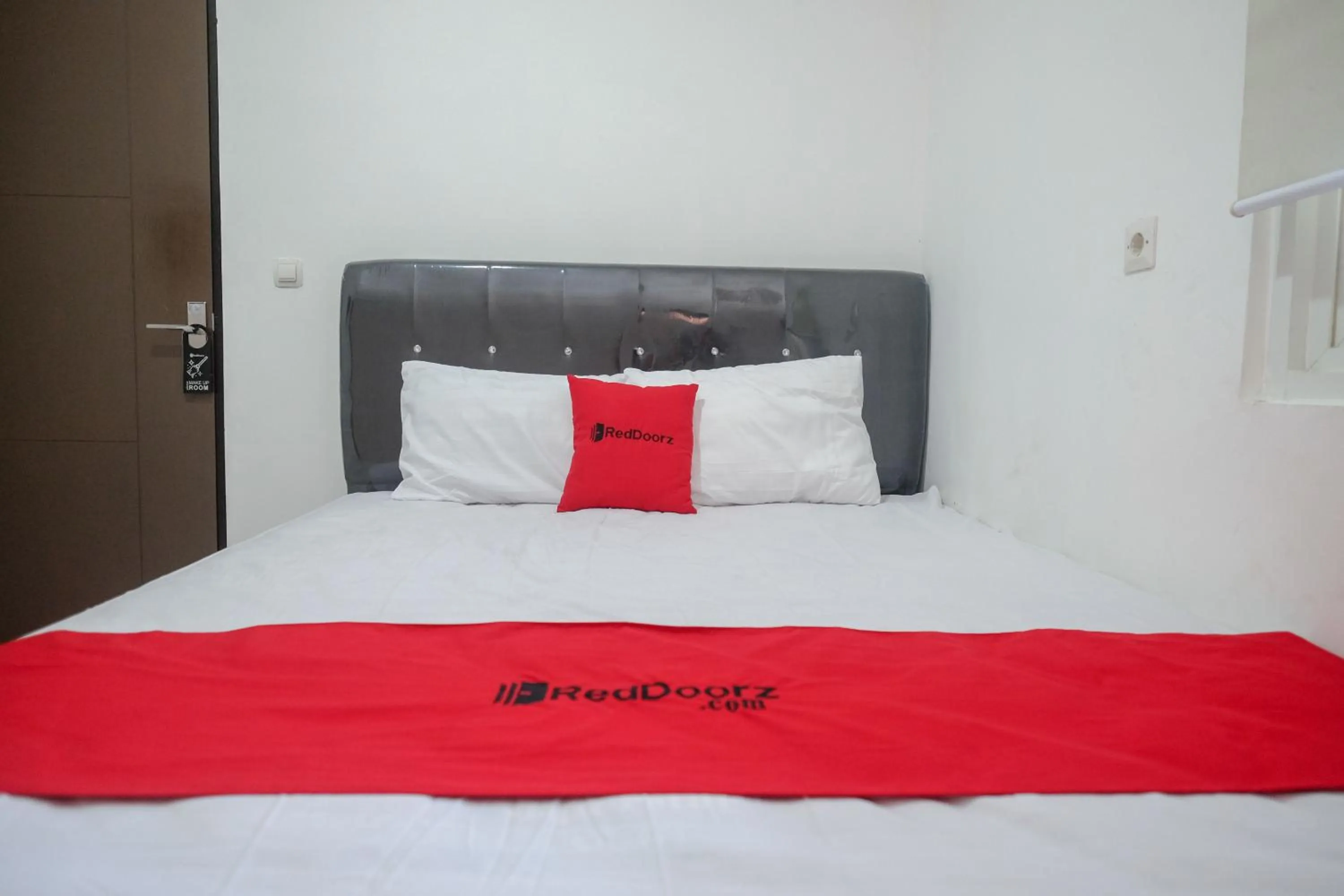 Bedroom, Bed in RedDoorz Hostel near Lawang Sewu Semarang