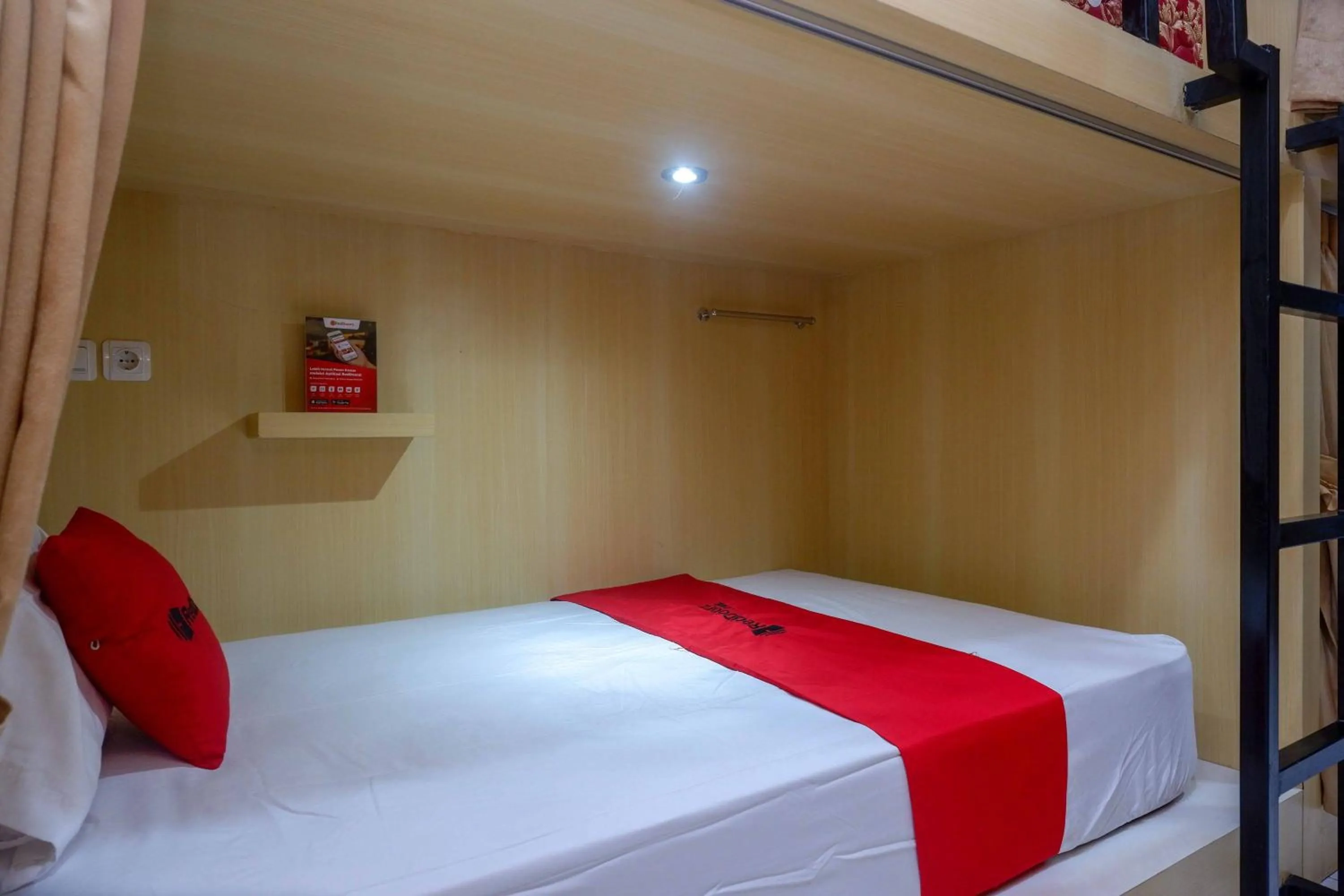 Bedroom, Bed in RedDoorz Hostel near Lawang Sewu Semarang