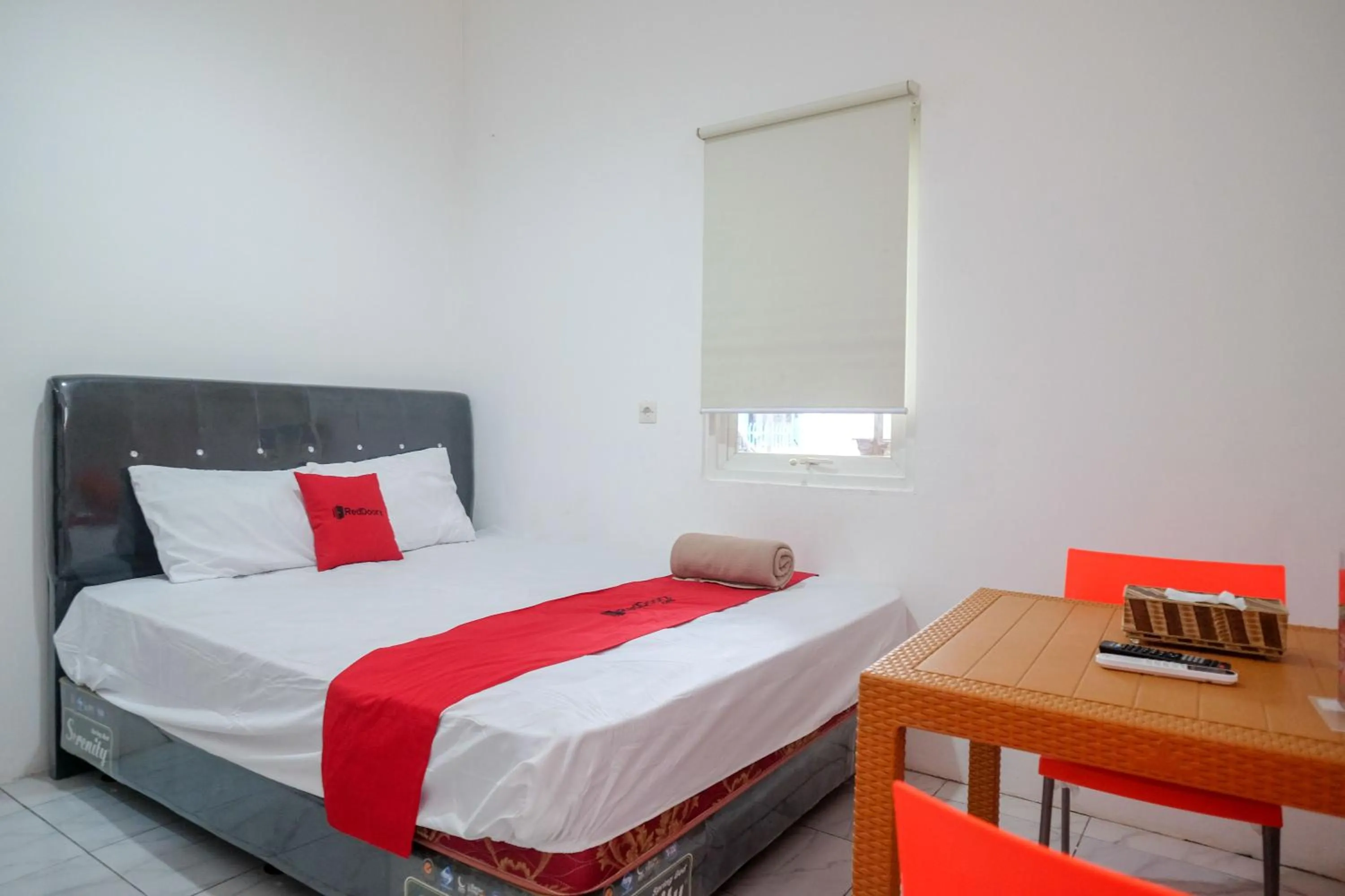 Bedroom, Bed in RedDoorz Hostel near Lawang Sewu Semarang