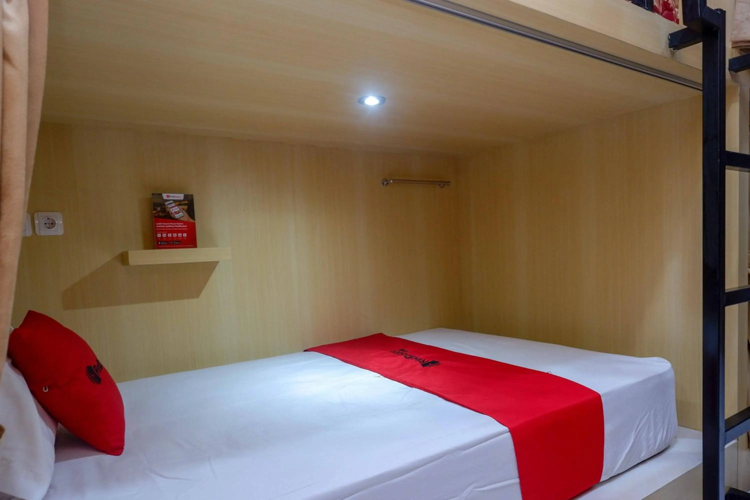 Bedroom, Bed in RedDoorz Hostel near Lawang Sewu Semarang