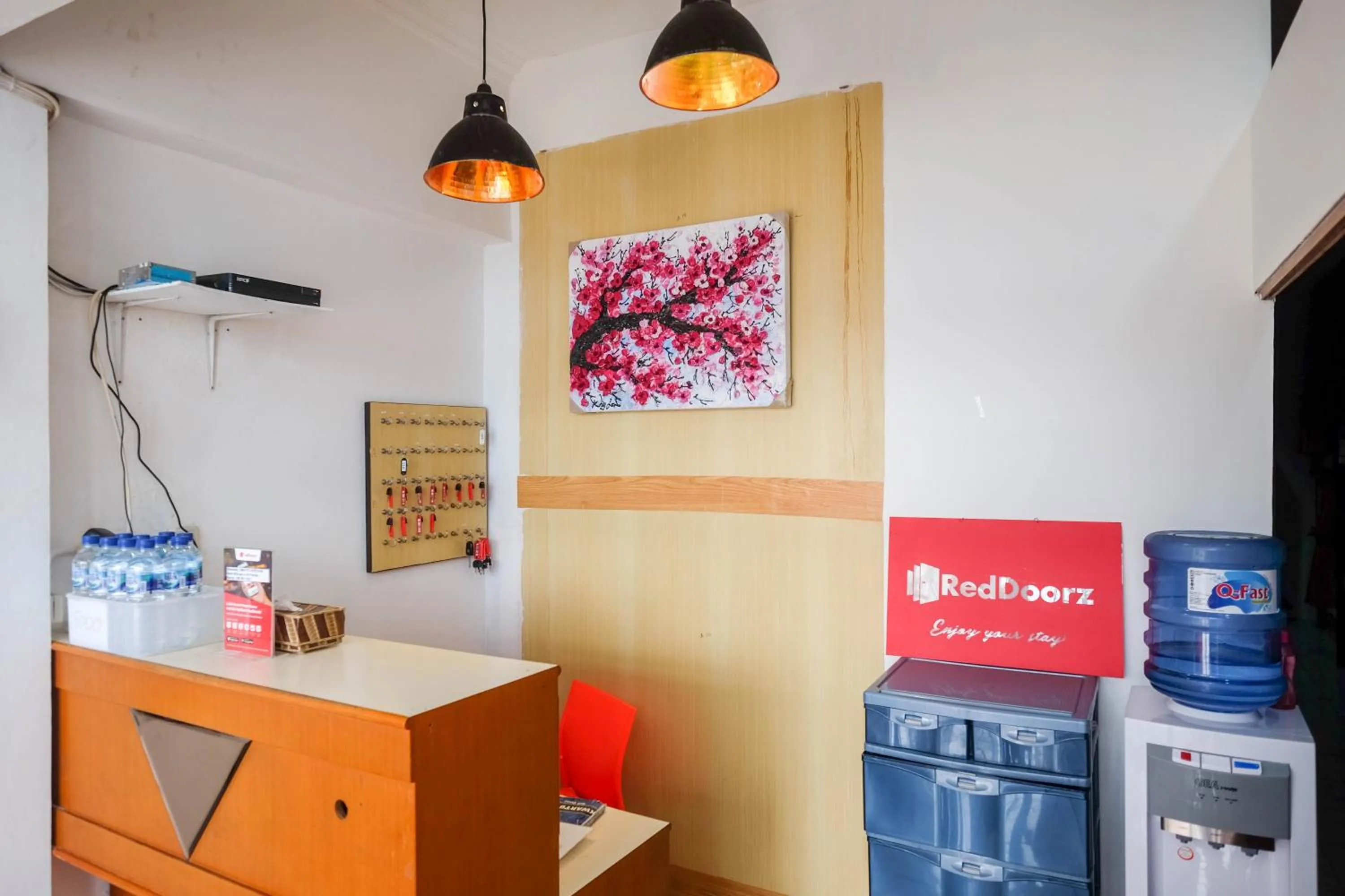 Lobby or reception in RedDoorz Hostel near Lawang Sewu Semarang