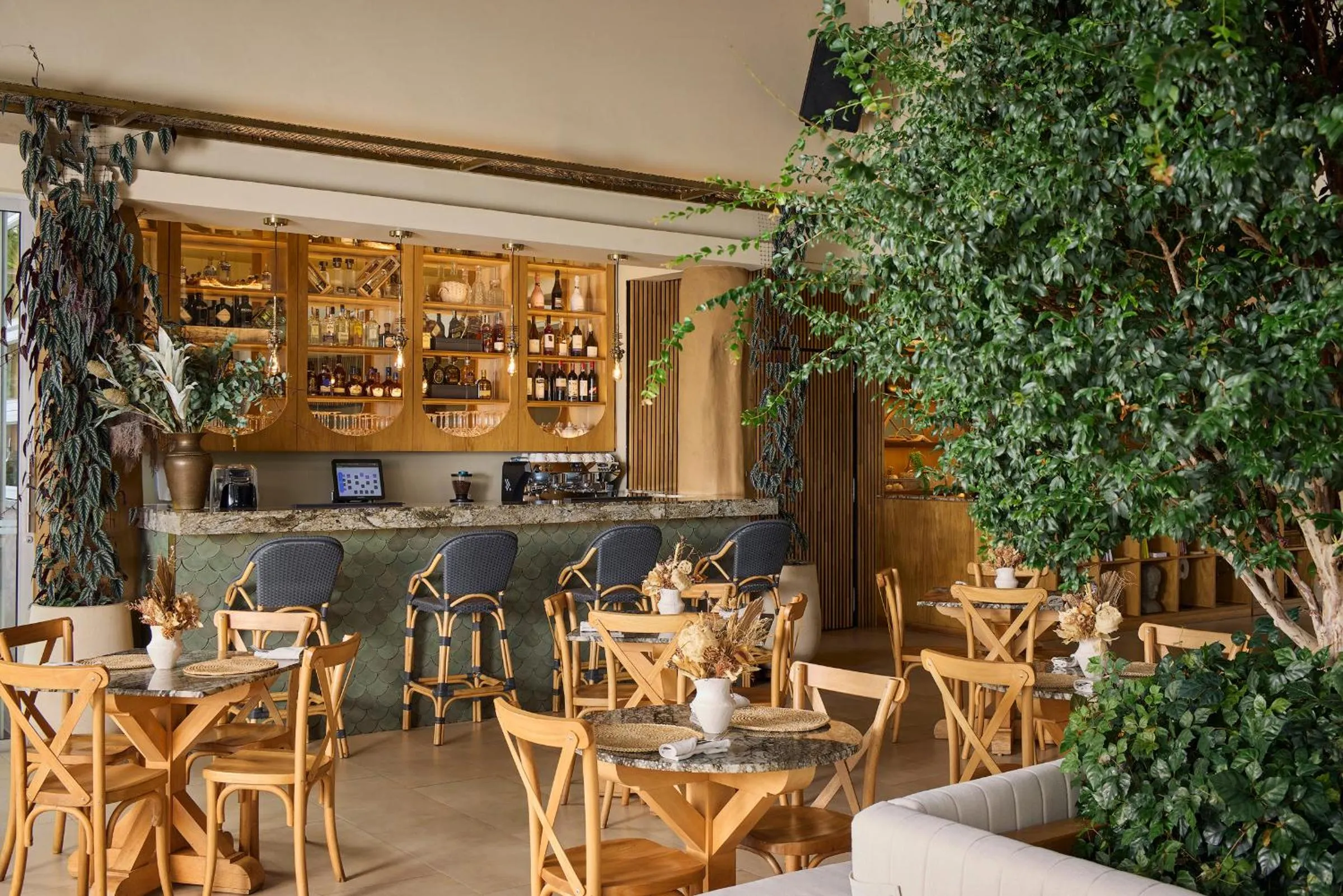 Restaurant/places to eat in Tau House