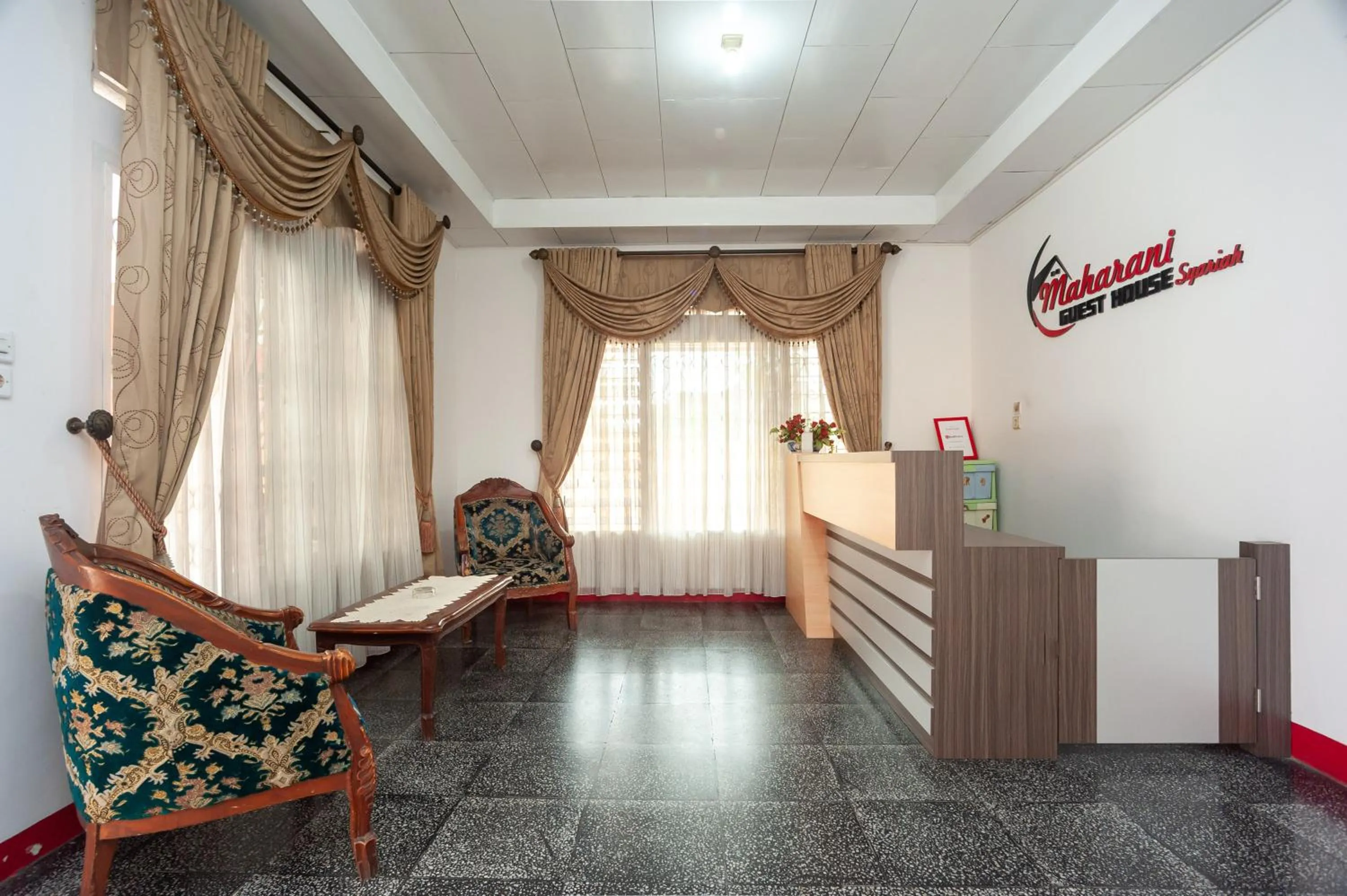 Lobby or reception in RedDoorz Syariah near Tugu Juang Jambi 3