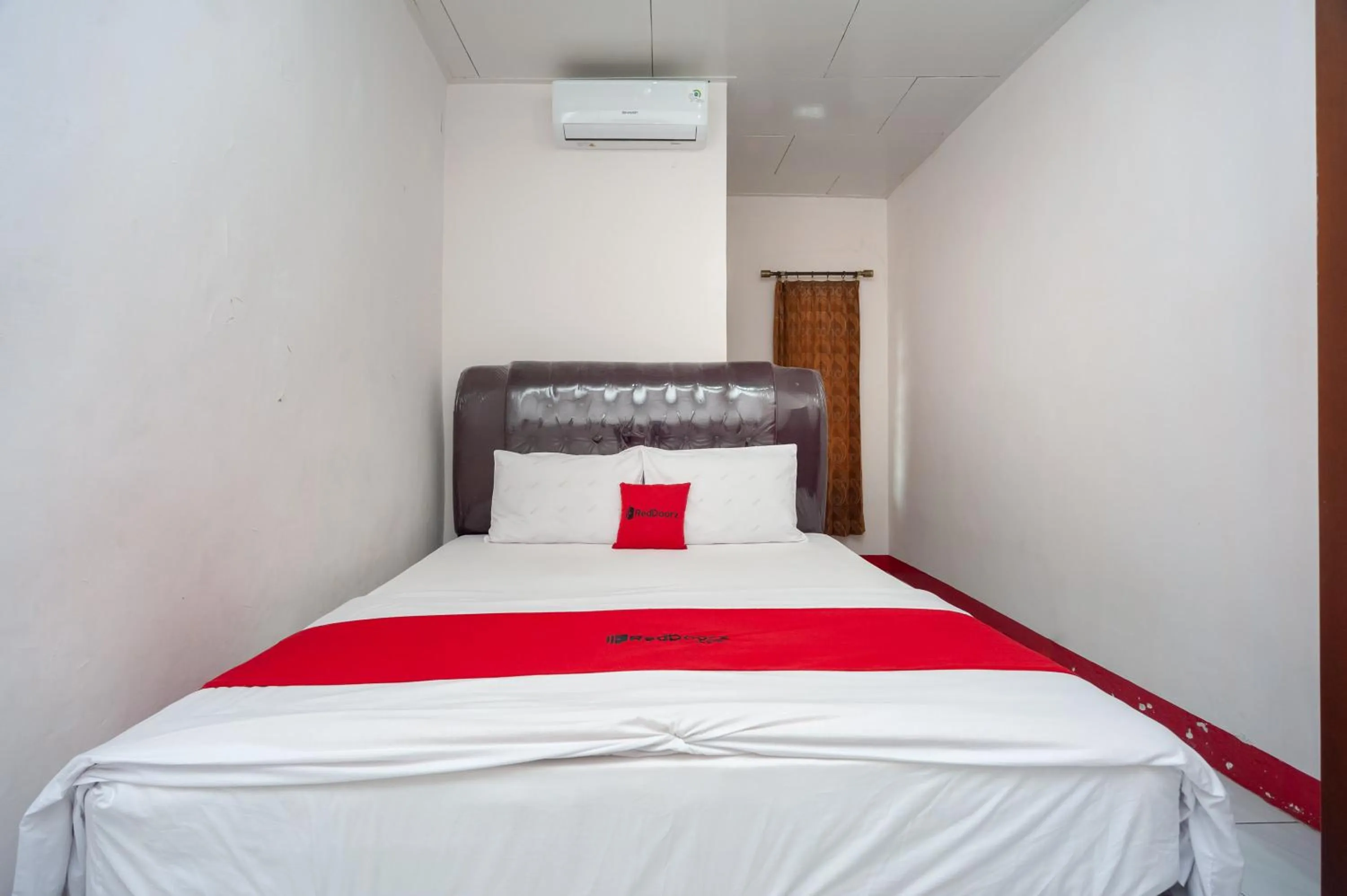 Bedroom, Bed in RedDoorz Syariah near Tugu Juang Jambi 3