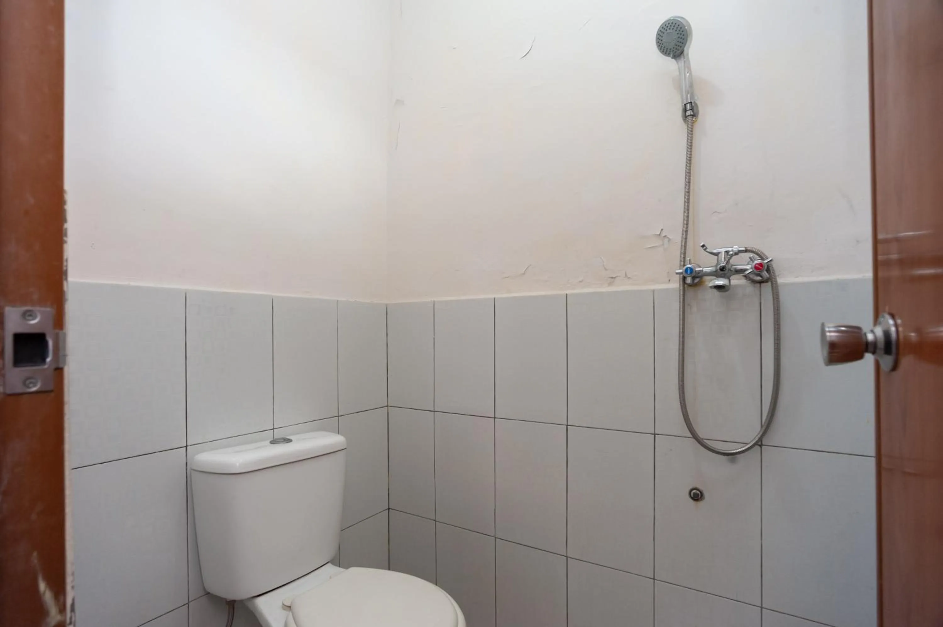 Bathroom in RedDoorz Syariah near Tugu Juang Jambi 3