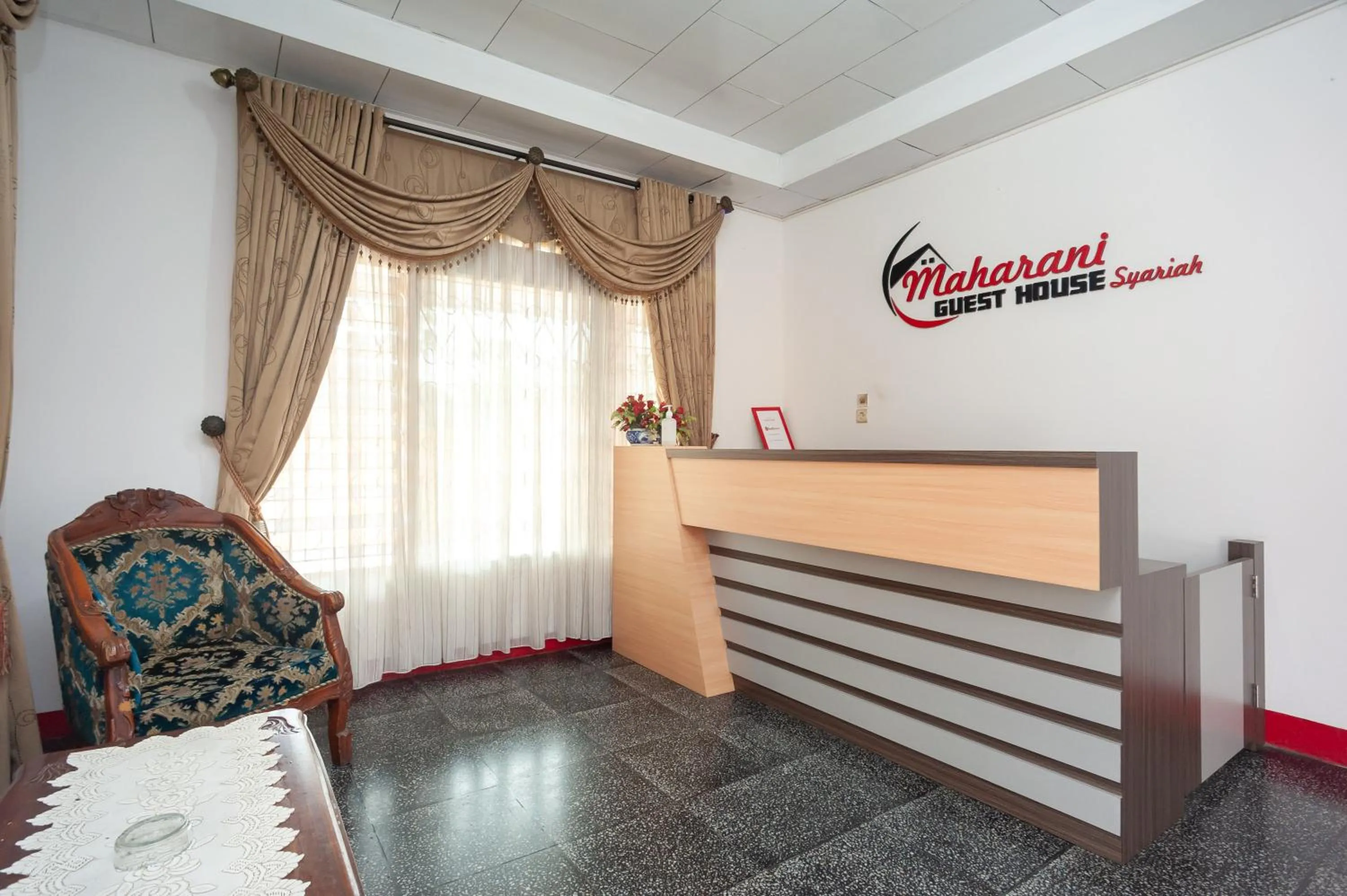 Lobby or reception in RedDoorz Syariah near Tugu Juang Jambi 3
