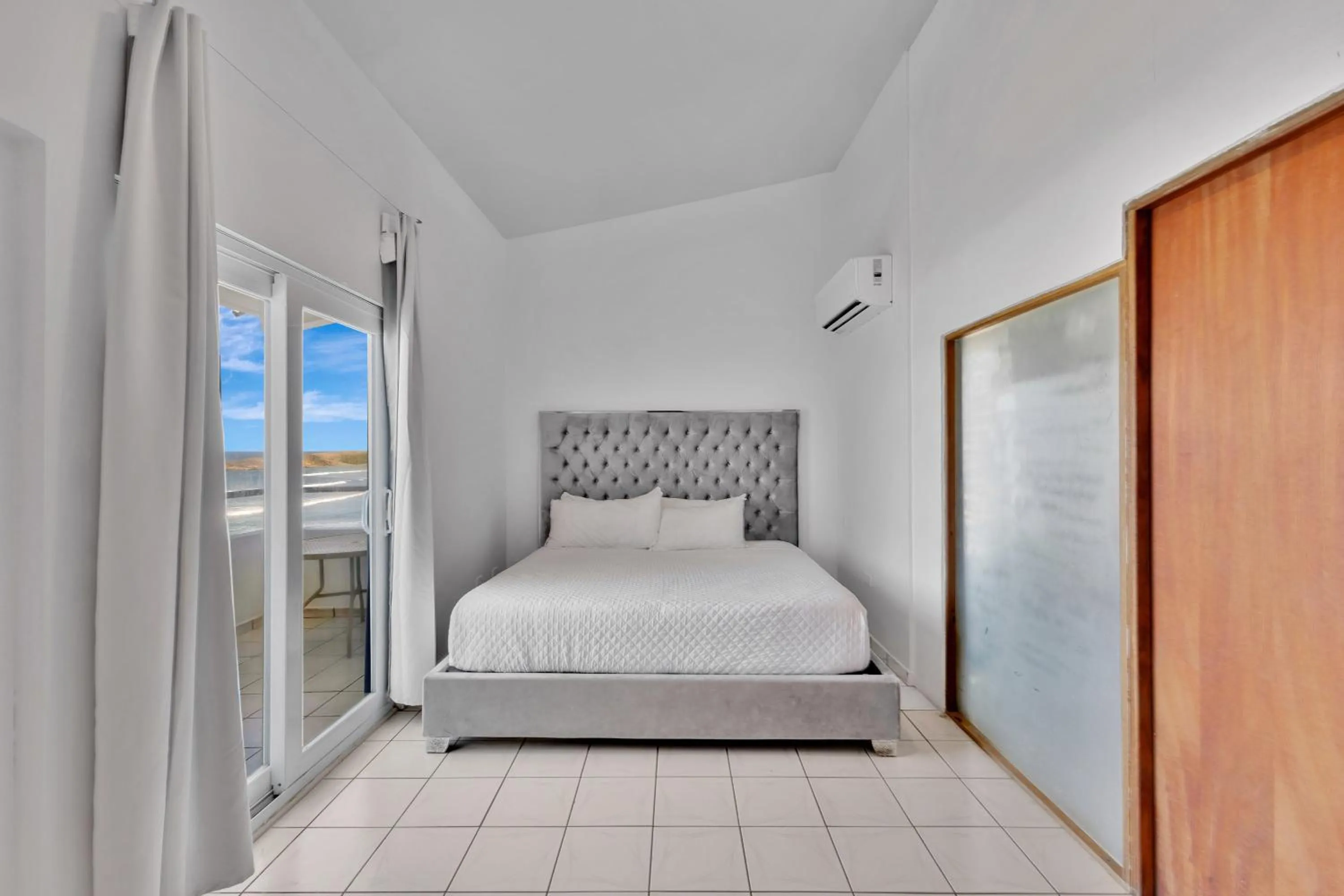 Bed in Bella Surf Inn