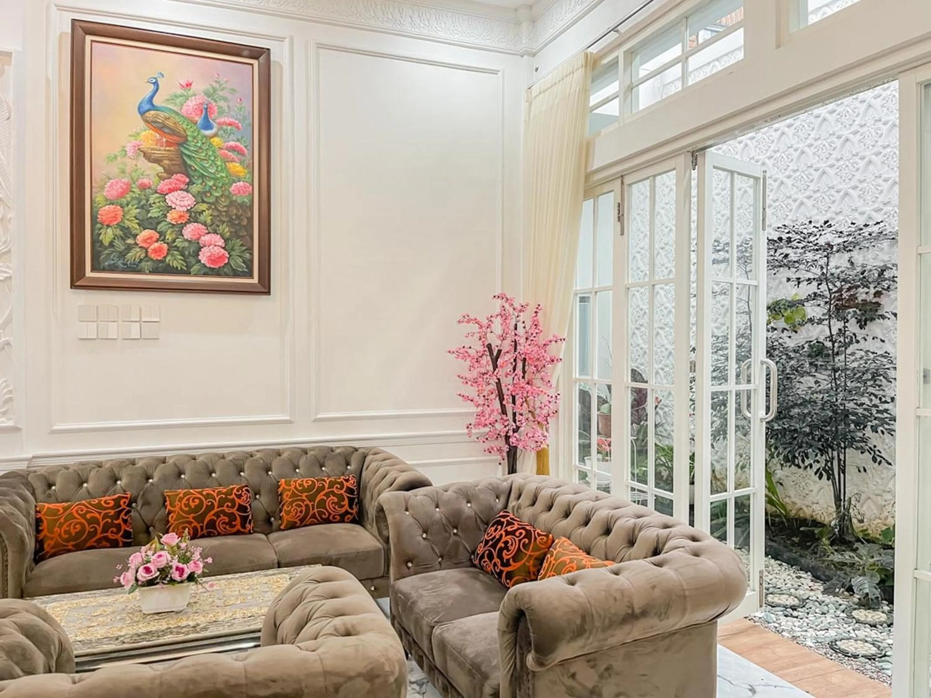 Living room in Sakura Guest House by The Lavana