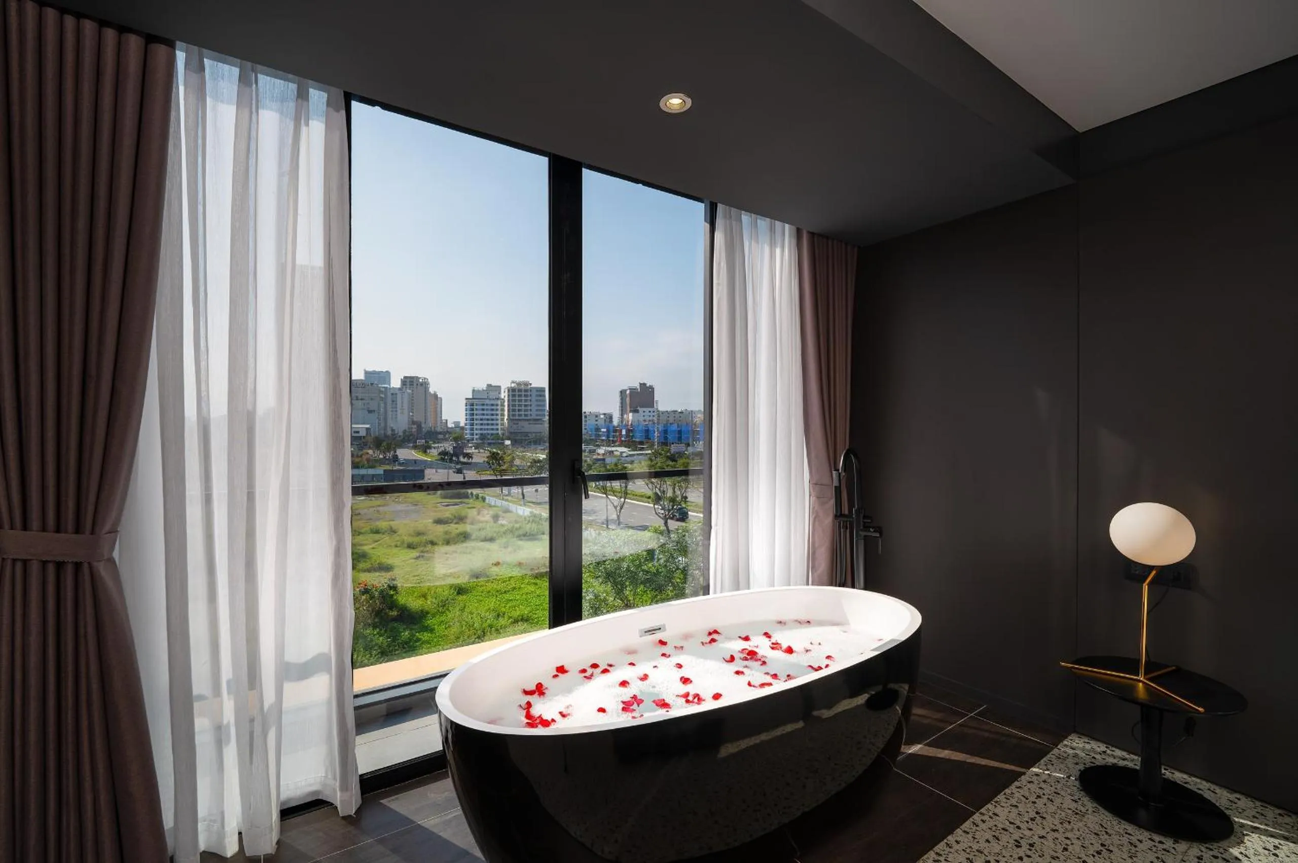 Bath in M92 Boutique Da Nang Beach Hotel