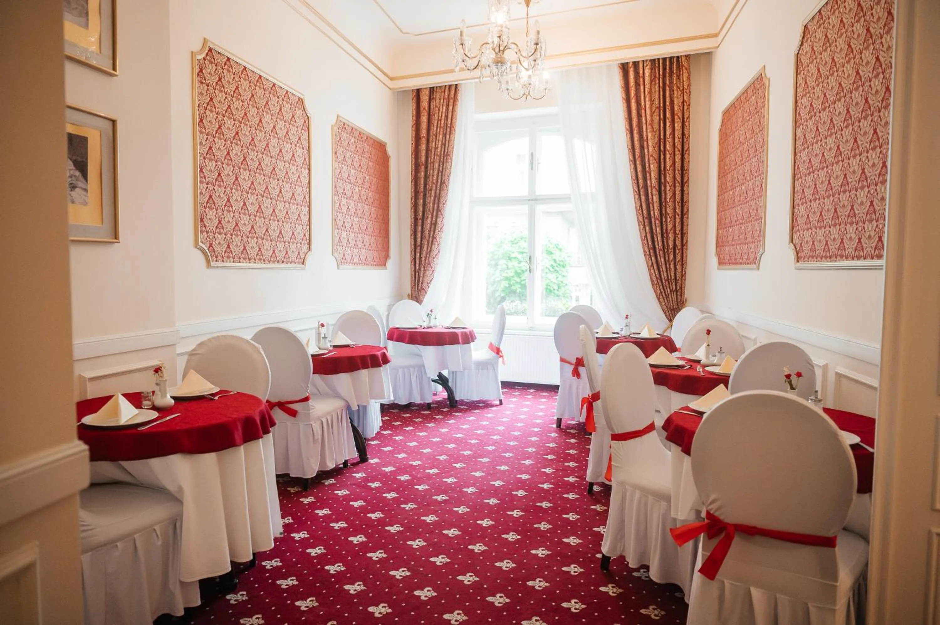 Restaurant/places to eat in Alisa Hotel