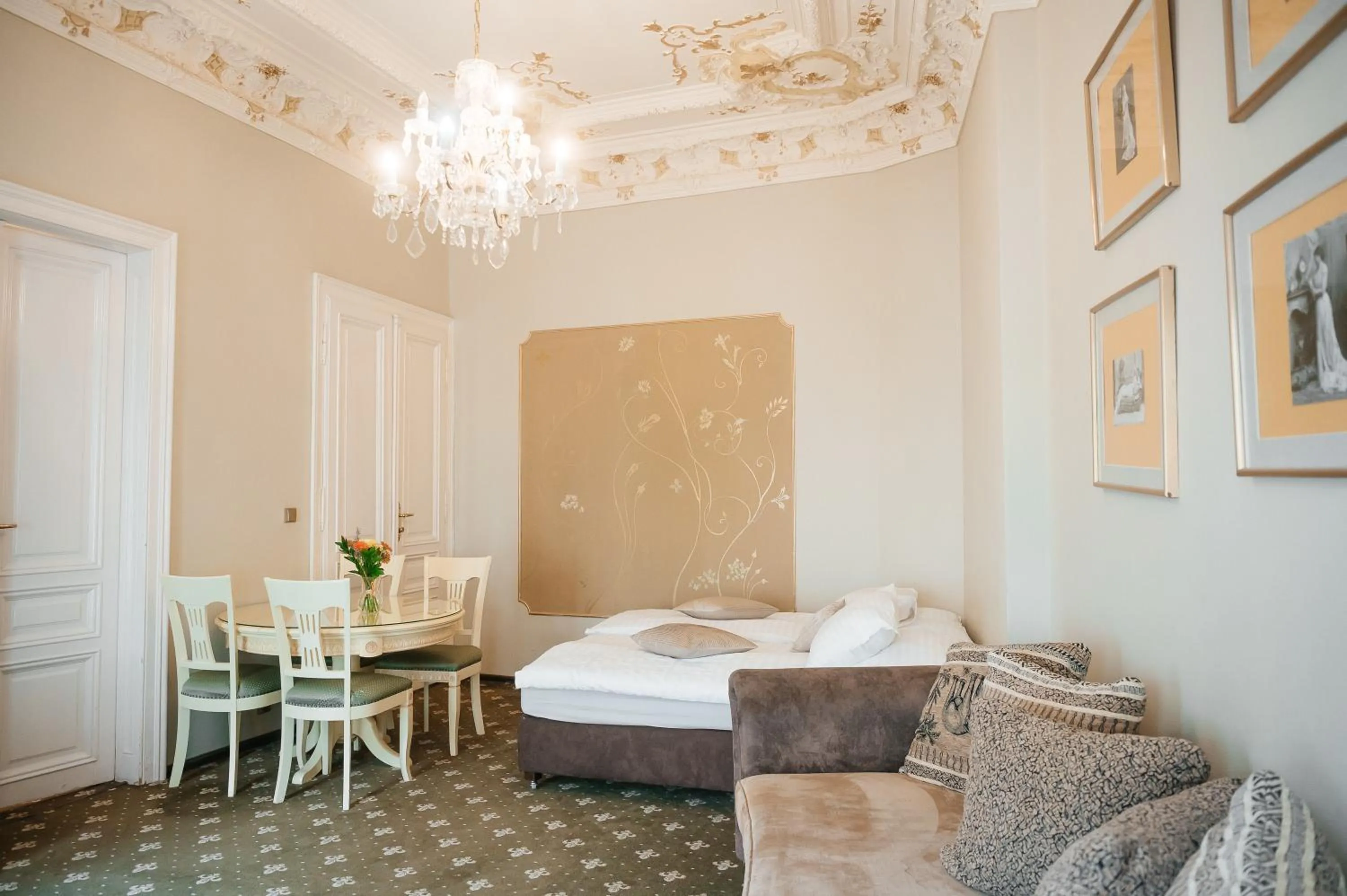 Living room in Alisa Hotel