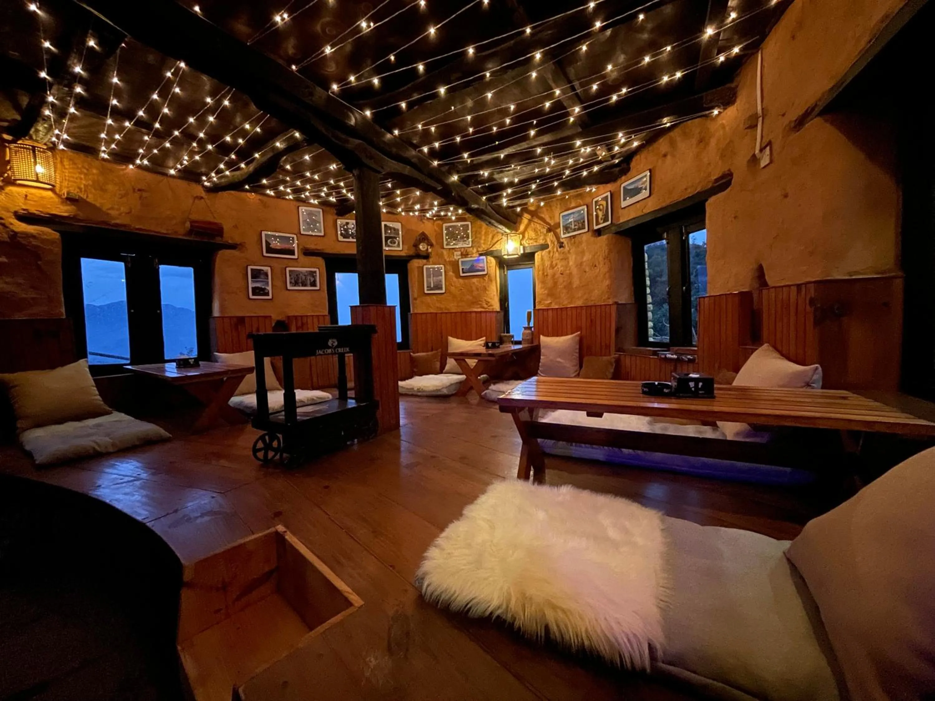 Restaurant/places to eat in Bhanjyang Village Lodge