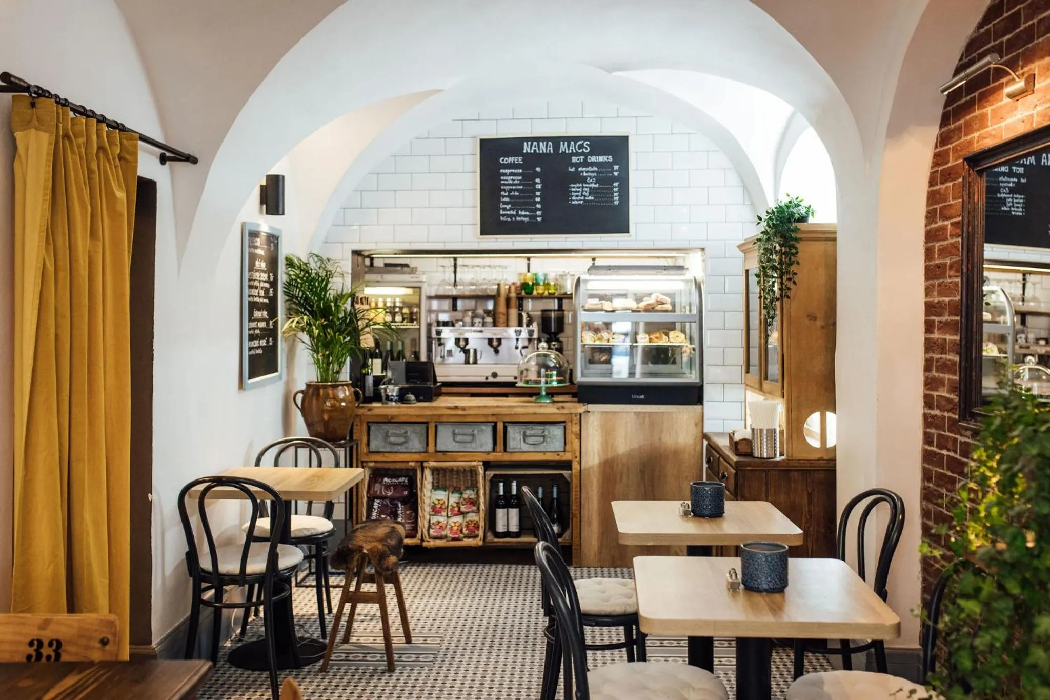 Restaurant/places to eat in Nana Macs