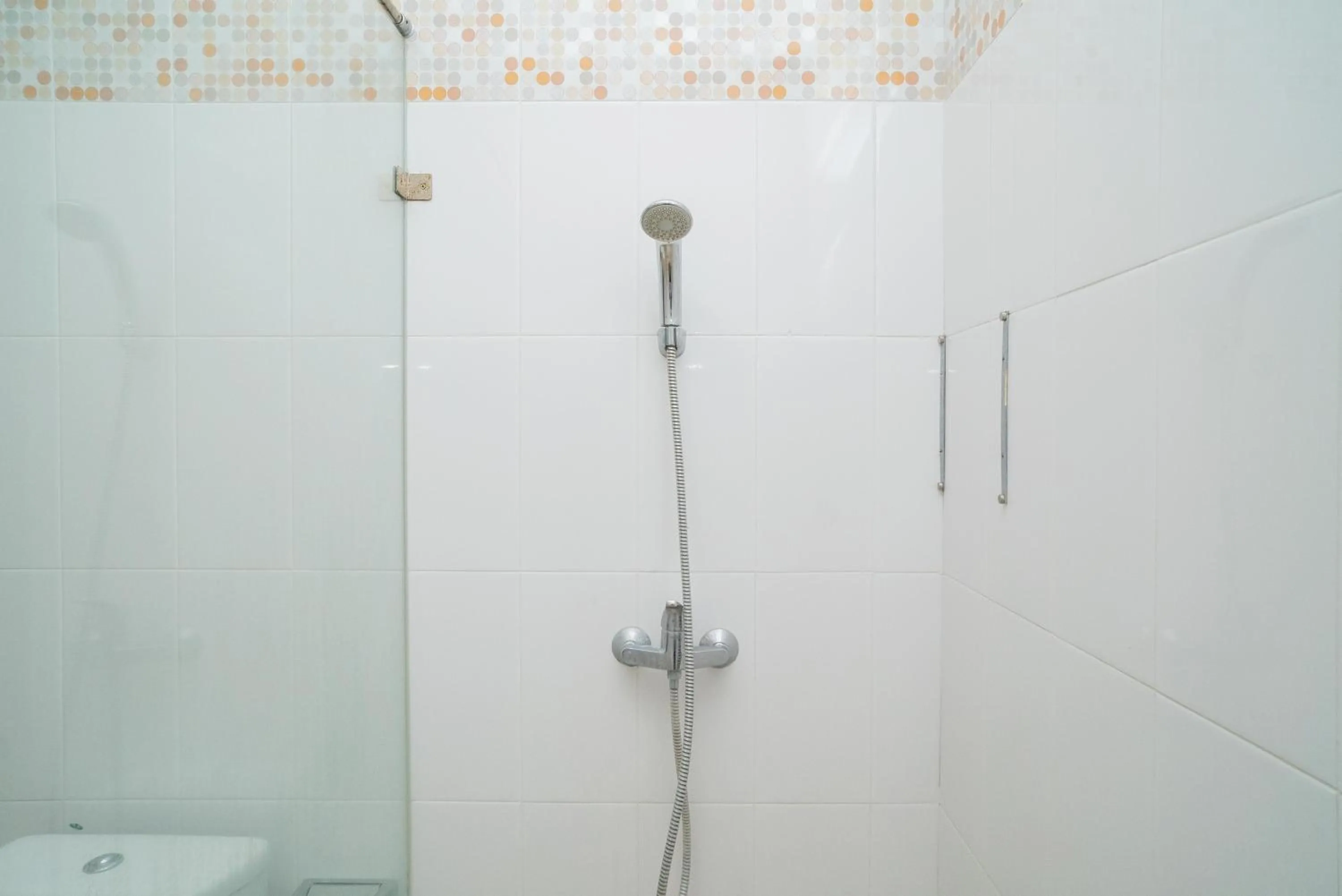 Shower in RedDoorz near ITDC Nusa Dua