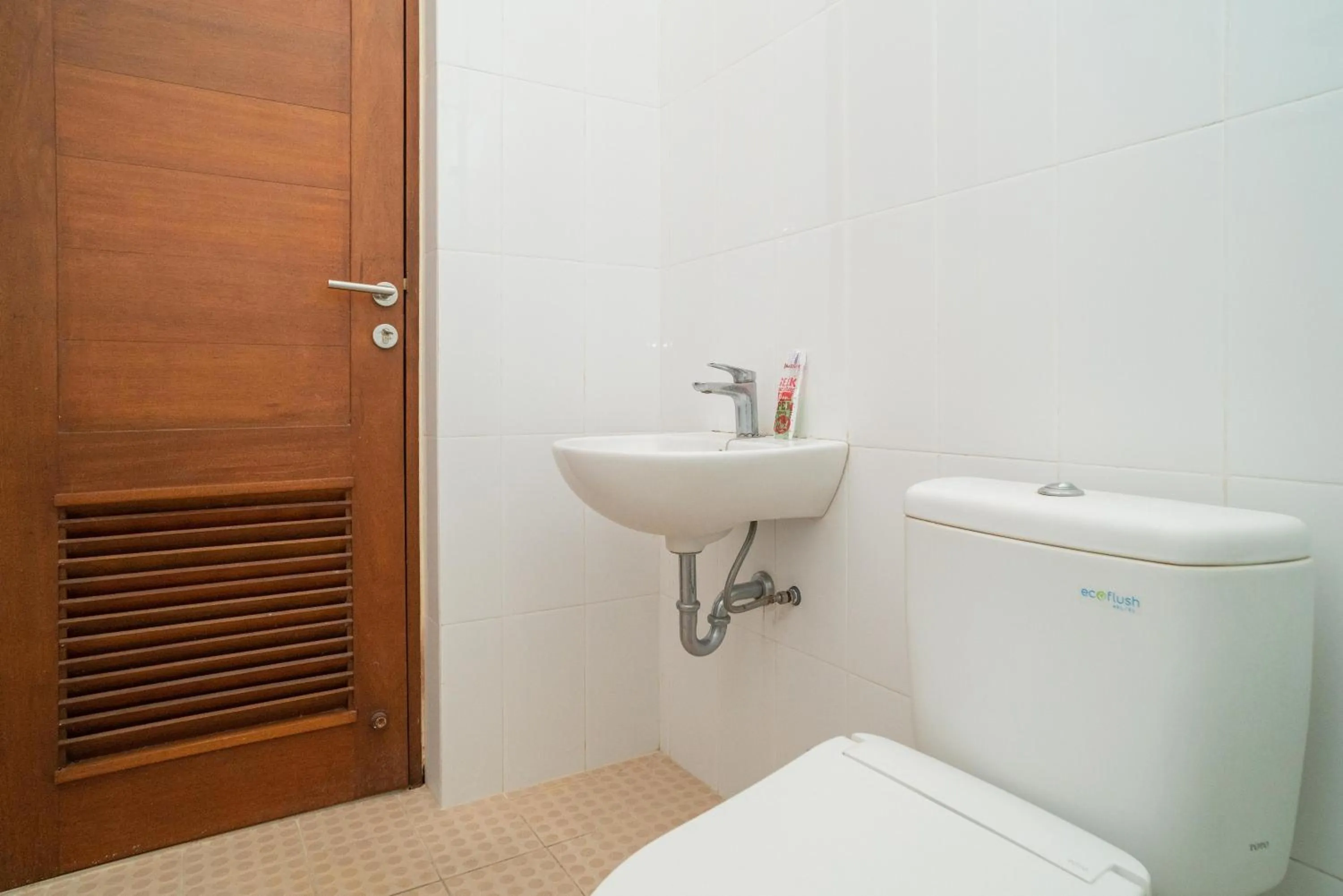 Toilet in RedDoorz near ITDC Nusa Dua