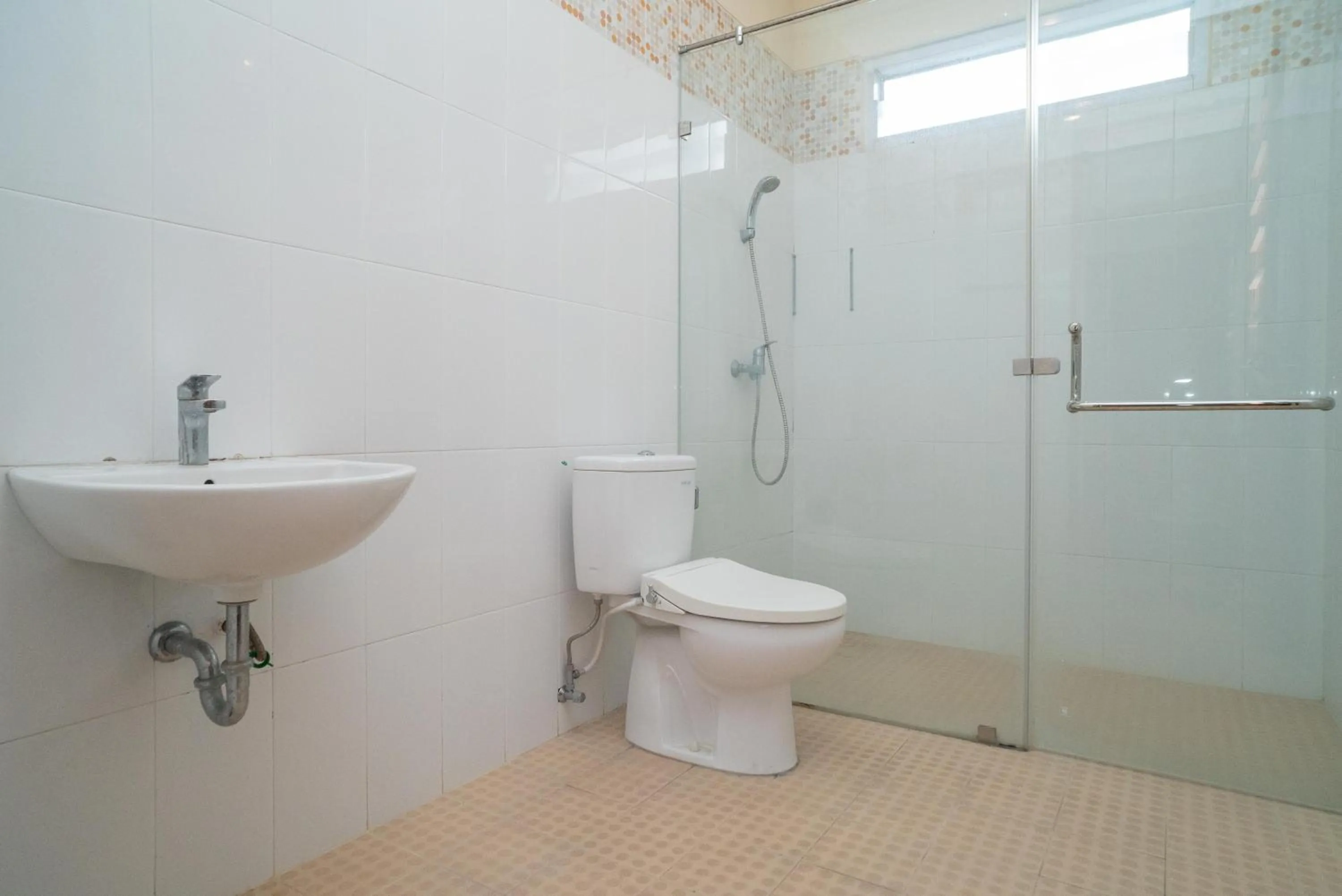Bathroom in RedDoorz near ITDC Nusa Dua