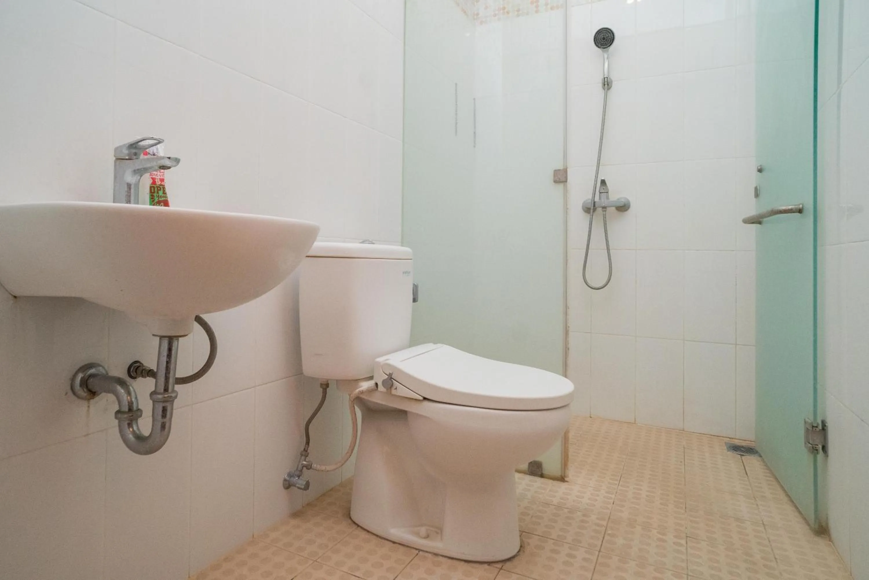 Shower in RedDoorz near ITDC Nusa Dua