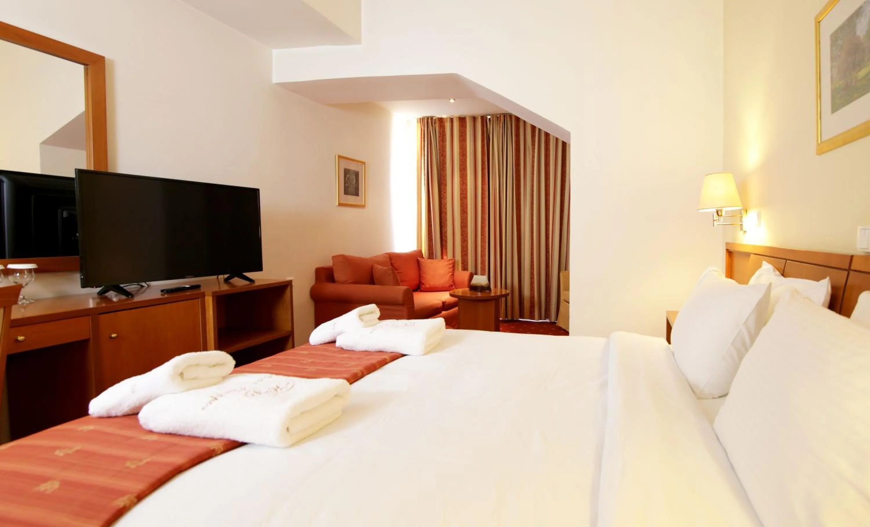 TV and multimedia, Bed in Hotel Philippos Livadeia