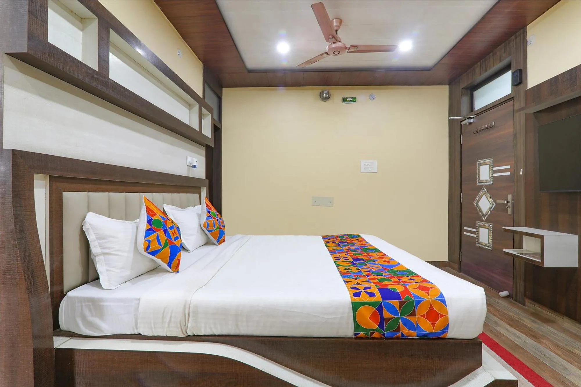 TV and multimedia in FabHotel Saumendra