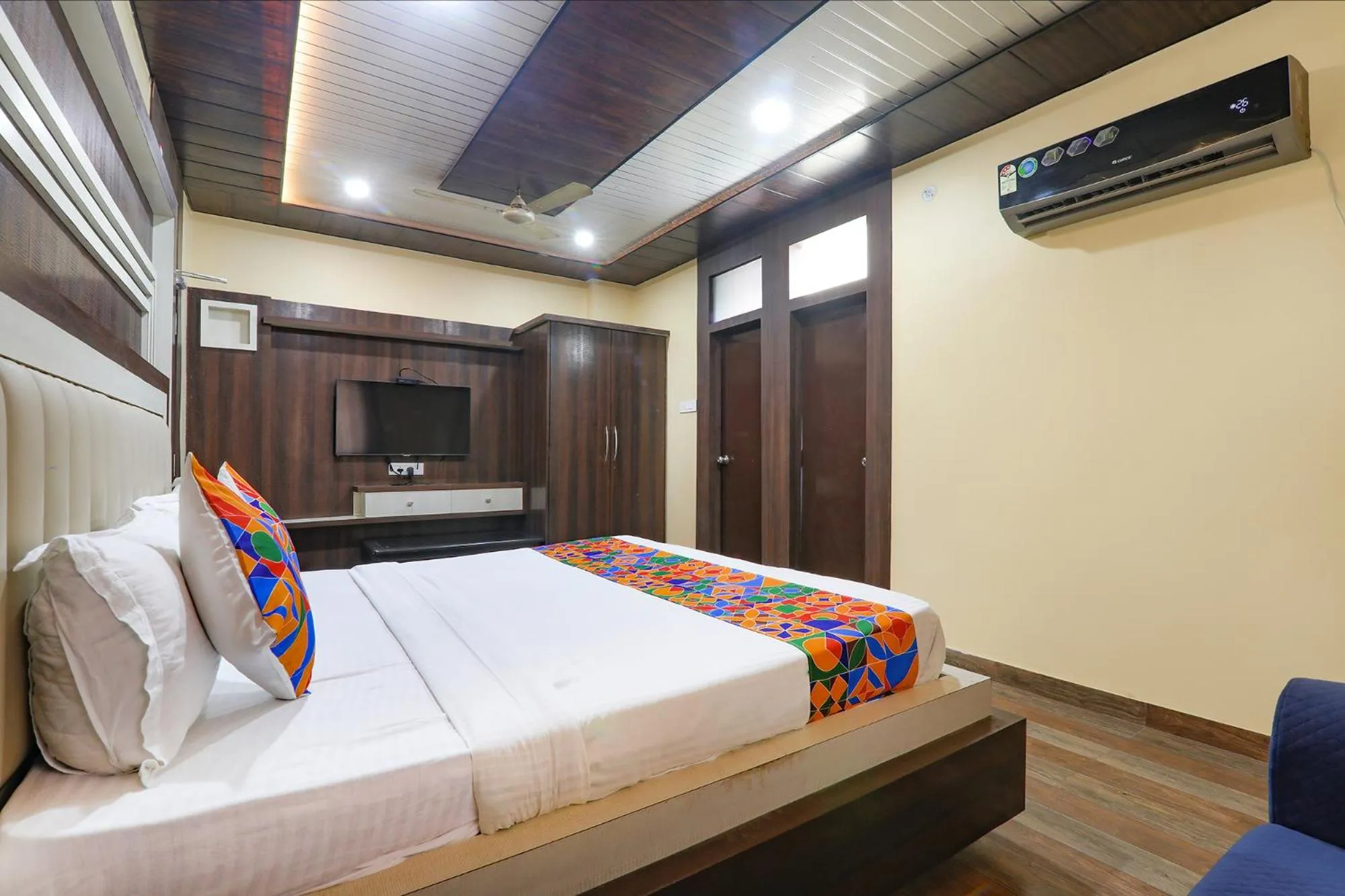 Communal lounge/ TV room in FabHotel Saumendra