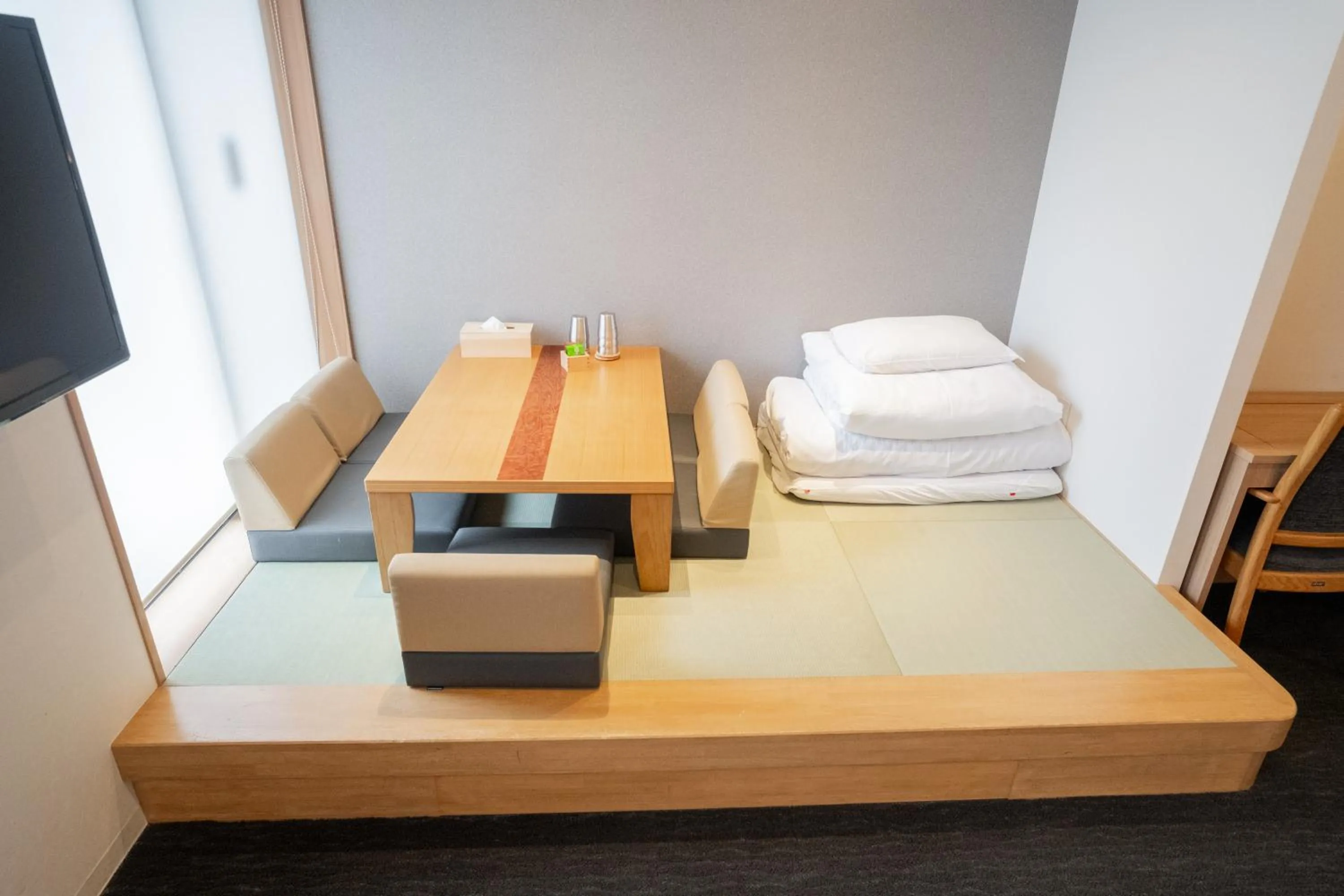 Seating area, Bed in ORI Rokkaku