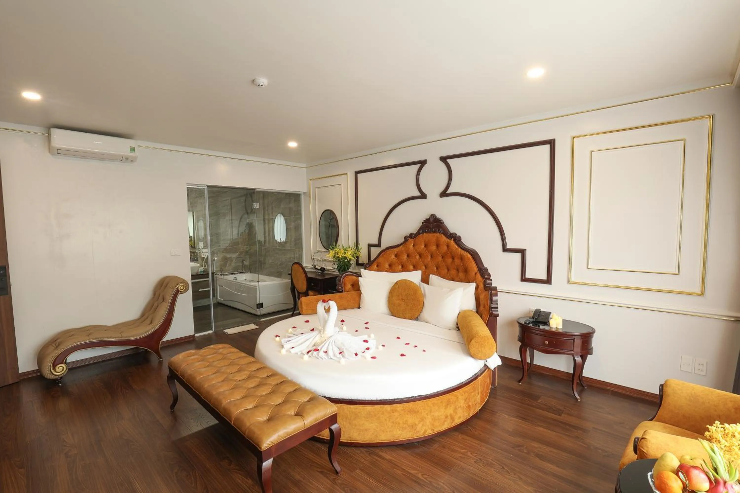 Living room in Royal Văn Phú Hotel