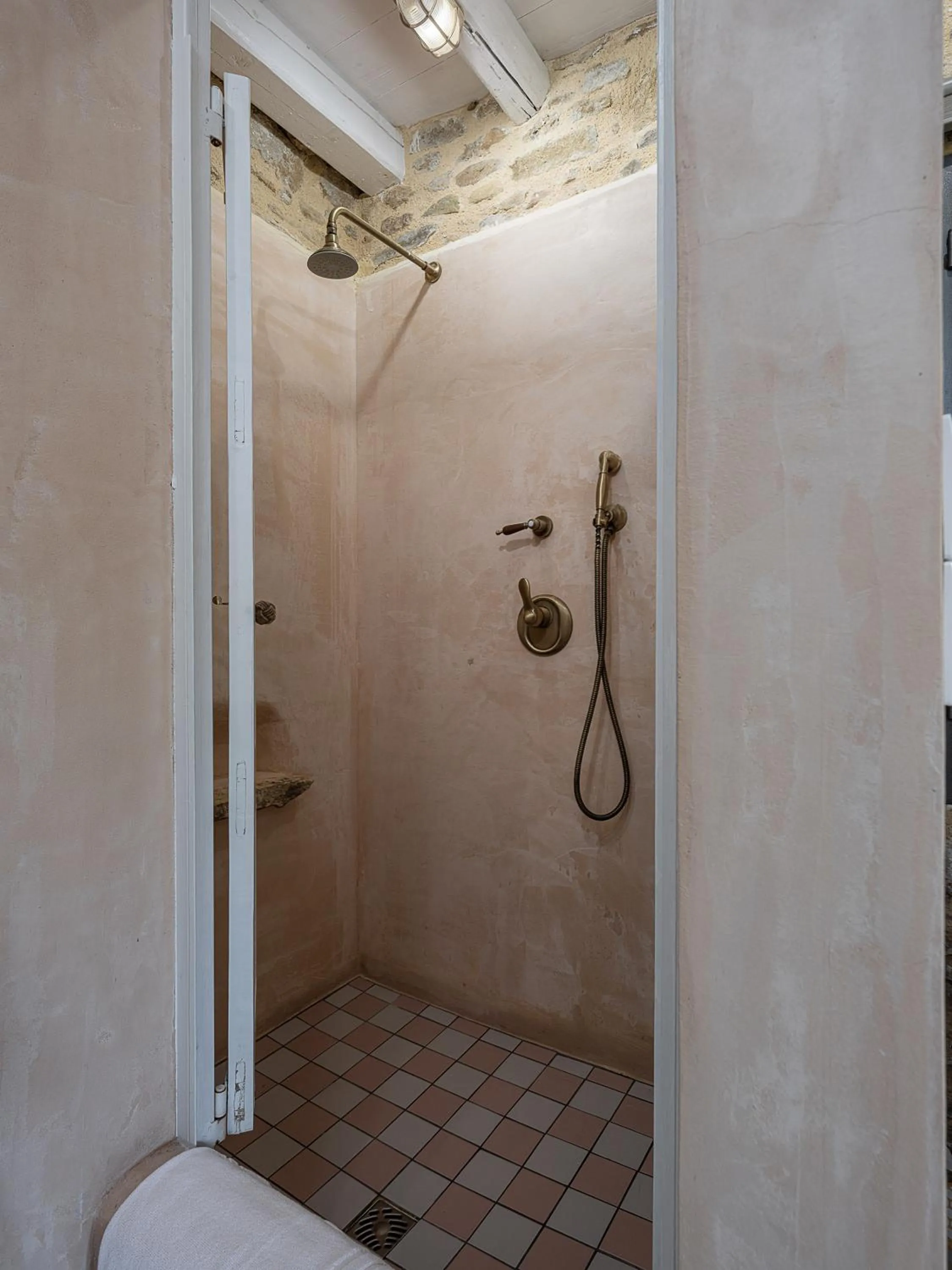 Shower in Ondathaki Pirgos